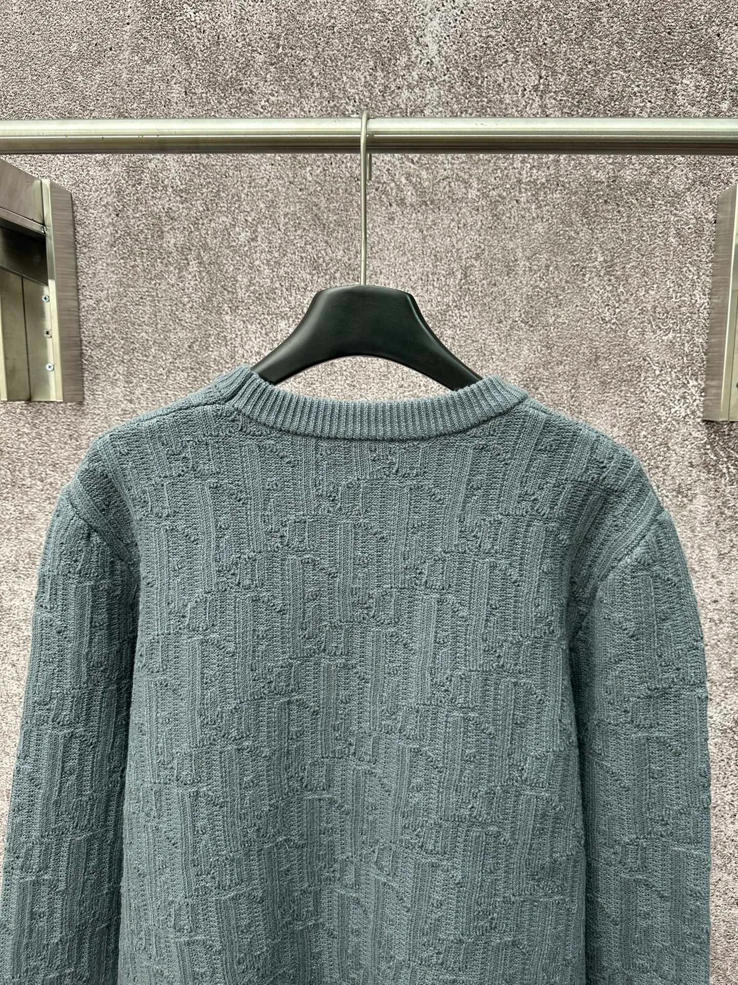 🅿️430 Dior/Dior CD all over printed dark pattern old flower rattan plaid all over sweater The wool material is made of the original uniform high-elastic core-filled yarn, which is dyed, dyed, and spun in the whole process. There are many manufacturing processes for the core-filled yarn. It needs to spin out the raw material core, and then hook the yarn on the machine and thread the raw material core for secondary processing. The machine speed cannot be fast, and it will easily spin out when it is fast. Once the spin is pulled, it will be useless; it will be processed after it is finished. For dyeing, you can only find high-temperature dyeing vats. If the temperature is not enough, the yarn will be dyed unevenly; high-temperature vats are rare in dyeing factories. Generally, it takes 12 hours to enter the vat for dyeing. It takes several hours to dry at low temperature when drying out. If the temperature is too high, it will be scrapped; after dyeing, the wool can only be beaten at a slow speed. The overall wiring is straight and delicate, the fabric is comfortable and soft, and the color is consistent with the original version. Customized accessories, complete with three standards Size: S M L XL
