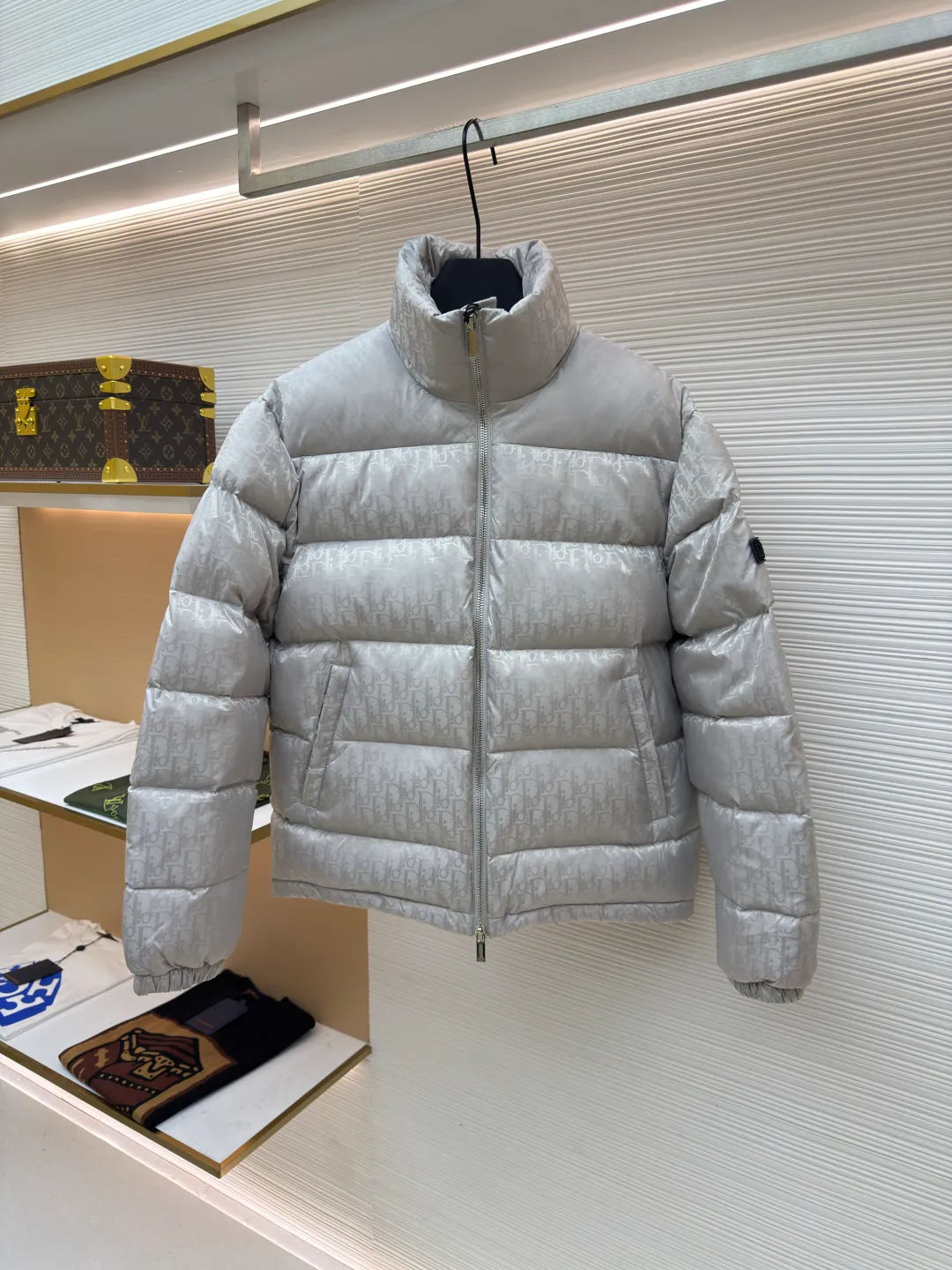 Dior oblique dark pattern old flower stand collar down jacket ●Original version: purchased and developed for 21000 ●Item number: 1680754-C45 ●Fabric: down fabric ●Technology: full-width jacquard production ●Version: fitted version ●Weight: about 1010 grams ●Size: 46-48-50-52-54-56 ●Description: This is a down with ultra-complex craftsmanship. The customization cycle of the fabric is as long as 50 days. Based on the original fabric, laser jacquard makes the whole piece concave and convex, with a stronger three-dimensional effect and a more obvious 3D effect. ✨This fabric has a good hand feel, and the dark pattern presbyopia on it is very low-key. The fabric shows a dark luster and is extremely waterproof! The real texture is more perfect, custom-woven high-density satin nylon material and dark jacquard weave, simple and refreshing, thick and fluffy, super three-proof fabric, waterproof, stain-proof and dust-proof! ✨ Full-width jacquard LOGO, ultra-high-end luxury and style. The handsomeness and eye-catching index of the upper body are absolutely NO. 1. Fully custom-woven jacquard LOGO technology fabric, high-density polyester fiber. It is a new type of heat-insulating and light-weight fabric. It has a light texture, delicate and soft warmth and breathability. Especially the LOGO jacquard produces different light and dark interweaving under different lights! The overall wiring is straight and delicate, the fabric is comfortable and soft, and the color is consistent without color difference. It can be matched with the same style to create a fashionable look and control various occasions. Customized accessories, complete with three standards, same style for men and women!