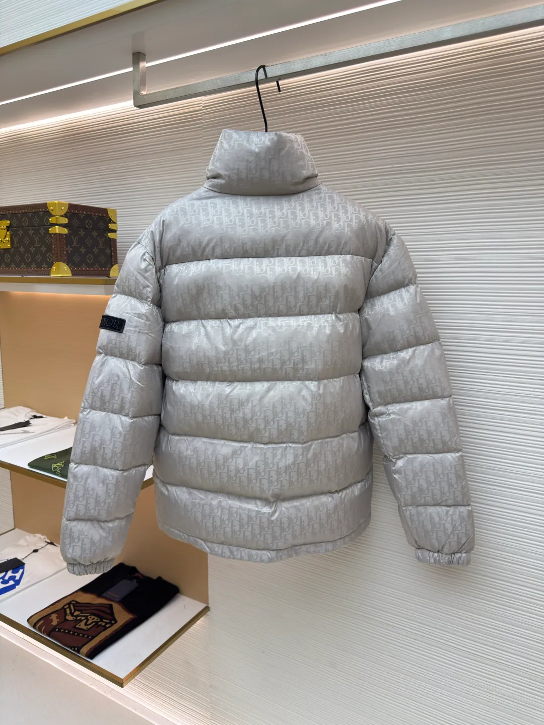 Dior oblique dark pattern old flower stand collar down jacket ●Original version: purchased and developed for 21000 ●Item number: 1680754-C45 ●Fabric: down fabric ●Technology: full-width jacquard production ●Version: fitted version ●Weight: about 1010 grams ●Size: 46-48-50-52-54-56 ●Description: This is a down with ultra-complex craftsmanship. The customization cycle of the fabric is as long as 50 days. Based on the original fabric, laser jacquard makes the whole piece concave and convex, with a stronger three-dimensional effect and a more obvious 3D effect. ✨This fabric has a good hand feel, and the dark pattern presbyopia on it is very low-key. The fabric shows a dark luster and is extremely waterproof! The real texture is more perfect, custom-woven high-density satin nylon material and dark jacquard weave, simple and refreshing, thick and fluffy, super three-proof fabric, waterproof, stain-proof and dust-proof! ✨ Full-width jacquard LOGO, ultra-high-end luxury and style. The handsomeness and eye-catching index of the upper body are absolutely NO. 1. Fully custom-woven jacquard LOGO technology fabric, high-density polyester fiber. It is a new type of heat-insulating and light-weight fabric. It has a light texture, delicate and soft warmth and breathability. Especially the LOGO jacquard produces different light and dark interweaving under different lights! The overall wiring is straight and delicate, the fabric is comfortable and soft, and the color is consistent without color difference. It can be matched with the same style to create a fashionable look and control various occasions. Customized accessories, complete with three standards, same style for men and women!