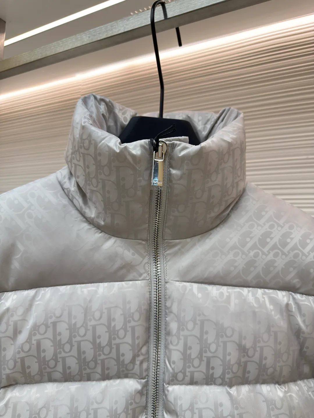 Dior oblique dark pattern old flower stand collar down jacket ●Original version: purchased and developed for 21000 ●Item number: 1680754-C45 ●Fabric: down fabric ●Technology: full-width jacquard production ●Version: fitted version ●Weight: about 1010 grams ●Size: 46-48-50-52-54-56 ●Description: This is a down with ultra-complex craftsmanship. The customization cycle of the fabric is as long as 50 days. Based on the original fabric, laser jacquard makes the whole piece concave and convex, with a stronger three-dimensional effect and a more obvious 3D effect. ✨This fabric has a good hand feel, and the dark pattern presbyopia on it is very low-key. The fabric shows a dark luster and is extremely waterproof! The real texture is more perfect, custom-woven high-density satin nylon material and dark jacquard weave, simple and refreshing, thick and fluffy, super three-proof fabric, waterproof, stain-proof and dust-proof! ✨ Full-width jacquard LOGO, ultra-high-end luxury and style. The handsomeness and eye-catching index of the upper body are absolutely NO. 1. Fully custom-woven jacquard LOGO technology fabric, high-density polyester fiber. It is a new type of heat-insulating and light-weight fabric. It has a light texture, delicate and soft warmth and breathability. Especially the LOGO jacquard produces different light and dark interweaving under different lights! The overall wiring is straight and delicate, the fabric is comfortable and soft, and the color is consistent without color difference. It can be matched with the same style to create a fashionable look and control various occasions. Customized accessories, complete with three standards, same style for men and women!