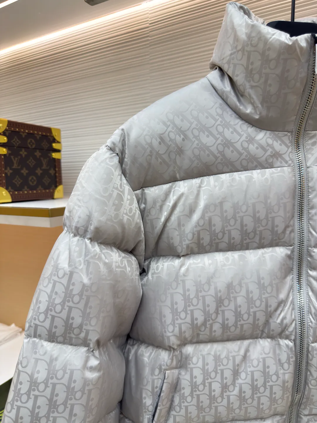 Dior oblique dark pattern old flower stand collar down jacket ●Original version: purchased and developed for 21000 ●Item number: 1680754-C45 ●Fabric: down fabric ●Technology: full-width jacquard production ●Version: fitted version ●Weight: about 1010 grams ●Size: 46-48-50-52-54-56 ●Description: This is a down with ultra-complex craftsmanship. The customization cycle of the fabric is as long as 50 days. Based on the original fabric, laser jacquard makes the whole piece concave and convex, with a stronger three-dimensional effect and a more obvious 3D effect. ✨This fabric has a good hand feel, and the dark pattern presbyopia on it is very low-key. The fabric shows a dark luster and is extremely waterproof! The real texture is more perfect, custom-woven high-density satin nylon material and dark jacquard weave, simple and refreshing, thick and fluffy, super three-proof fabric, waterproof, stain-proof and dust-proof! ✨ Full-width jacquard LOGO, ultra-high-end luxury and style. The handsomeness and eye-catching index of the upper body are absolutely NO. 1. Fully custom-woven jacquard LOGO technology fabric, high-density polyester fiber. It is a new type of heat-insulating and light-weight fabric. It has a light texture, delicate and soft warmth and breathability. Especially the LOGO jacquard produces different light and dark interweaving under different lights! The overall wiring is straight and delicate, the fabric is comfortable and soft, and the color is consistent without color difference. It can be matched with the same style to create a fashionable look and control various occasions. Customized accessories, complete with three standards, same style for men and women!