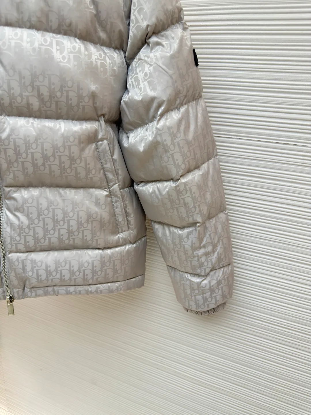 Dior oblique dark pattern old flower stand collar down jacket ●Original version: purchased and developed for 21000 ●Item number: 1680754-C45 ●Fabric: down fabric ●Technology: full-width jacquard production ●Version: fitted version ●Weight: about 1010 grams ●Size: 46-48-50-52-54-56 ●Description: This is a down with ultra-complex craftsmanship. The customization cycle of the fabric is as long as 50 days. Based on the original fabric, laser jacquard makes the whole piece concave and convex, with a stronger three-dimensional effect and a more obvious 3D effect. ✨This fabric has a good hand feel, and the dark pattern presbyopia on it is very low-key. The fabric shows a dark luster and is extremely waterproof! The real texture is more perfect, custom-woven high-density satin nylon material and dark jacquard weave, simple and refreshing, thick and fluffy, super three-proof fabric, waterproof, stain-proof and dust-proof! ✨ Full-width jacquard LOGO, ultra-high-end luxury and style. The handsomeness and eye-catching index of the upper body are absolutely NO. 1. Fully custom-woven jacquard LOGO technology fabric, high-density polyester fiber. It is a new type of heat-insulating and light-weight fabric. It has a light texture, delicate and soft warmth and breathability. Especially the LOGO jacquard produces different light and dark interweaving under different lights! The overall wiring is straight and delicate, the fabric is comfortable and soft, and the color is consistent without color difference. It can be matched with the same style to create a fashionable look and control various occasions. Customized accessories, complete with three standards, same style for men and women!