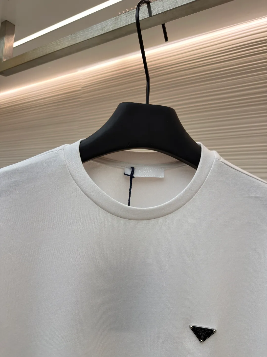 Prada triangle logo short sleeves ●Original version: Purchased and developed at 8650 ●Item number: 1682434-X90 ●Fabric: Protein twin woven fabric ●Technology: Infrared positioning production ●Color: White ●Version: Fitted version ●Weight: about 215 grams ●Size: S-M-L-XL ●Description: Customized ammonia silk protein twin woven Breathable and refreshing Comfortable and skin-friendly White and flawless tone Pure and elegant The iconic Prada triangle logo is embellished on the chest, highlighting the brand's charm. Hidden in the public and visible to the wise, it is the ultimate form of modern luxury. Wearing a white T-shirt is a walking minimalist art. The infrared positioning of the "Prada triangle mark" using imported special machines is more accurate. It is firm and strong. The fabrics have been washed and have a better hand feel. It is not easy to deform, shrink or fade, and maintains long-term beauty. The overall wiring is straight and delicate, the fabric is comfortable and soft, and the color is consistent without color difference. It can be matched with the same style to create a fashionable look and control various occasions. Customized accessories, complete with three standards, same style for men and women!