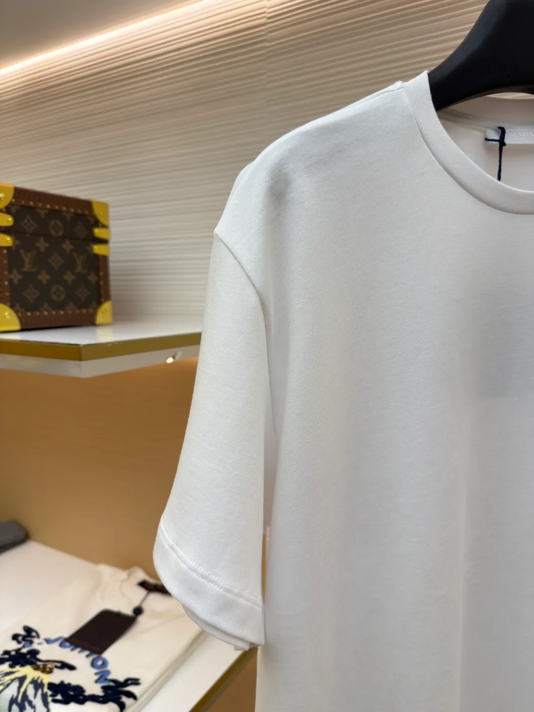 Prada triangle logo short sleeves ●Original version: Purchased and developed at 8650 ●Item number: 1682434-X90 ●Fabric: Protein twin woven fabric ●Technology: Infrared positioning production ●Color: White ●Version: Fitted version ●Weight: about 215 grams ●Size: S-M-L-XL ●Description: Customized ammonia silk protein twin woven Breathable and refreshing Comfortable and skin-friendly White and flawless tone Pure and elegant The iconic Prada triangle logo is embellished on the chest, highlighting the brand's charm. Hidden in the public and visible to the wise, it is the ultimate form of modern luxury. Wearing a white T-shirt is a walking minimalist art. The infrared positioning of the "Prada triangle mark" using imported special machines is more accurate. It is firm and strong. The fabrics have been washed and have a better hand feel. It is not easy to deform, shrink or fade, and maintains long-term beauty. The overall wiring is straight and delicate, the fabric is comfortable and soft, and the color is consistent without color difference. It can be matched with the same style to create a fashionable look and control various occasions. Customized accessories, complete with three standards, same style for men and women!