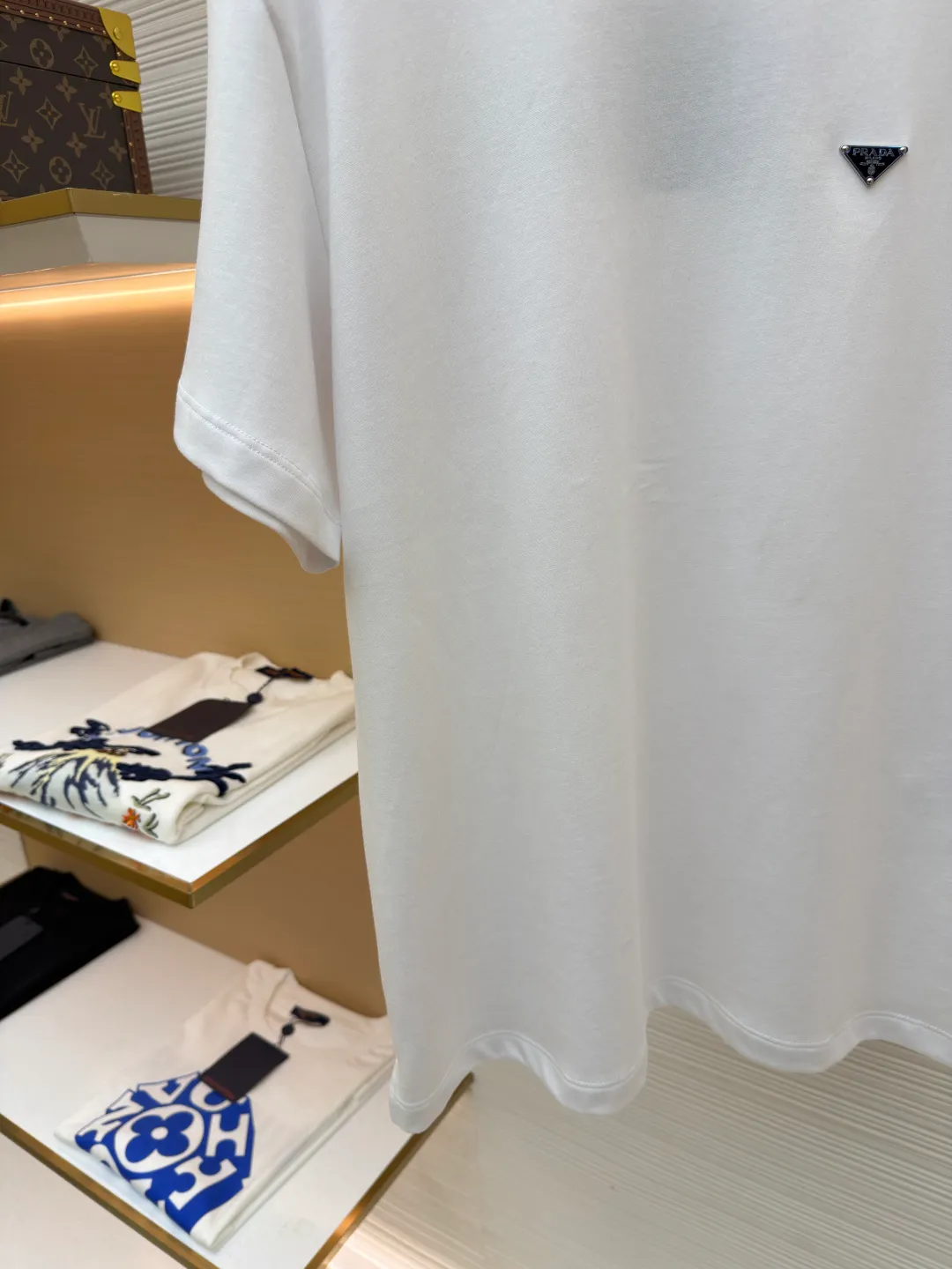Prada triangle logo short sleeves ●Original version: Purchased and developed at 8650 ●Item number: 1682434-X90 ●Fabric: Protein twin woven fabric ●Technology: Infrared positioning production ●Color: White ●Version: Fitted version ●Weight: about 215 grams ●Size: S-M-L-XL ●Description: Customized ammonia silk protein twin woven Breathable and refreshing Comfortable and skin-friendly White and flawless tone Pure and elegant The iconic Prada triangle logo is embellished on the chest, highlighting the brand's charm. Hidden in the public and visible to the wise, it is the ultimate form of modern luxury. Wearing a white T-shirt is a walking minimalist art. The infrared positioning of the "Prada triangle mark" using imported special machines is more accurate. It is firm and strong. The fabrics have been washed and have a better hand feel. It is not easy to deform, shrink or fade, and maintains long-term beauty. The overall wiring is straight and delicate, the fabric is comfortable and soft, and the color is consistent without color difference. It can be matched with the same style to create a fashionable look and control various occasions. Customized accessories, complete with three standards, same style for men and women!