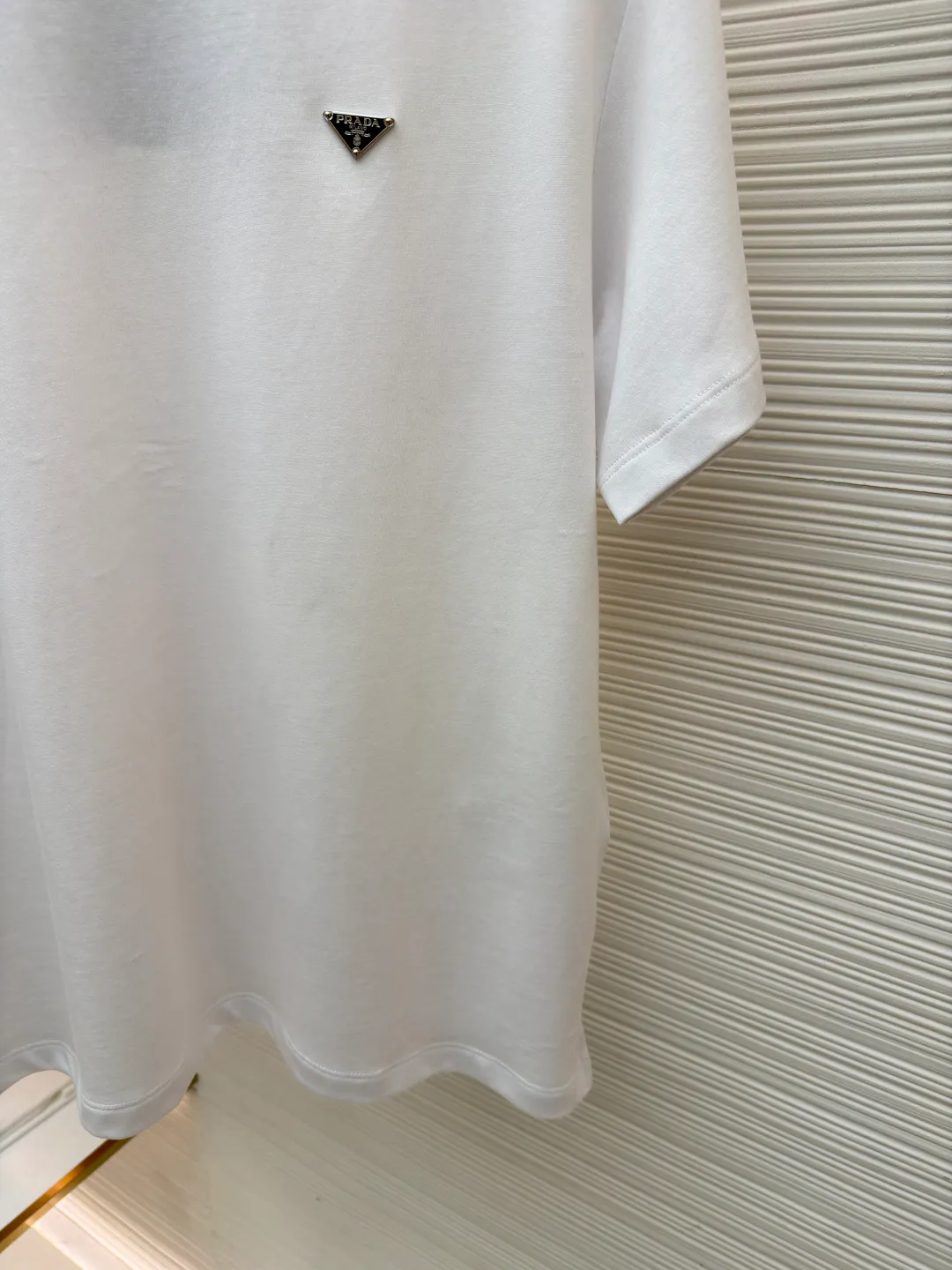 Prada triangle logo short sleeves ●Original version: Purchased and developed at 8650 ●Item number: 1682434-X90 ●Fabric: Protein twin woven fabric ●Technology: Infrared positioning production ●Color: White ●Version: Fitted version ●Weight: about 215 grams ●Size: S-M-L-XL ●Description: Customized ammonia silk protein twin woven Breathable and refreshing Comfortable and skin-friendly White and flawless tone Pure and elegant The iconic Prada triangle logo is embellished on the chest, highlighting the brand's charm. Hidden in the public and visible to the wise, it is the ultimate form of modern luxury. Wearing a white T-shirt is a walking minimalist art. The infrared positioning of the "Prada triangle mark" using imported special machines is more accurate. It is firm and strong. The fabrics have been washed and have a better hand feel. It is not easy to deform, shrink or fade, and maintains long-term beauty. The overall wiring is straight and delicate, the fabric is comfortable and soft, and the color is consistent without color difference. It can be matched with the same style to create a fashionable look and control various occasions. Customized accessories, complete with three standards, same style for men and women!