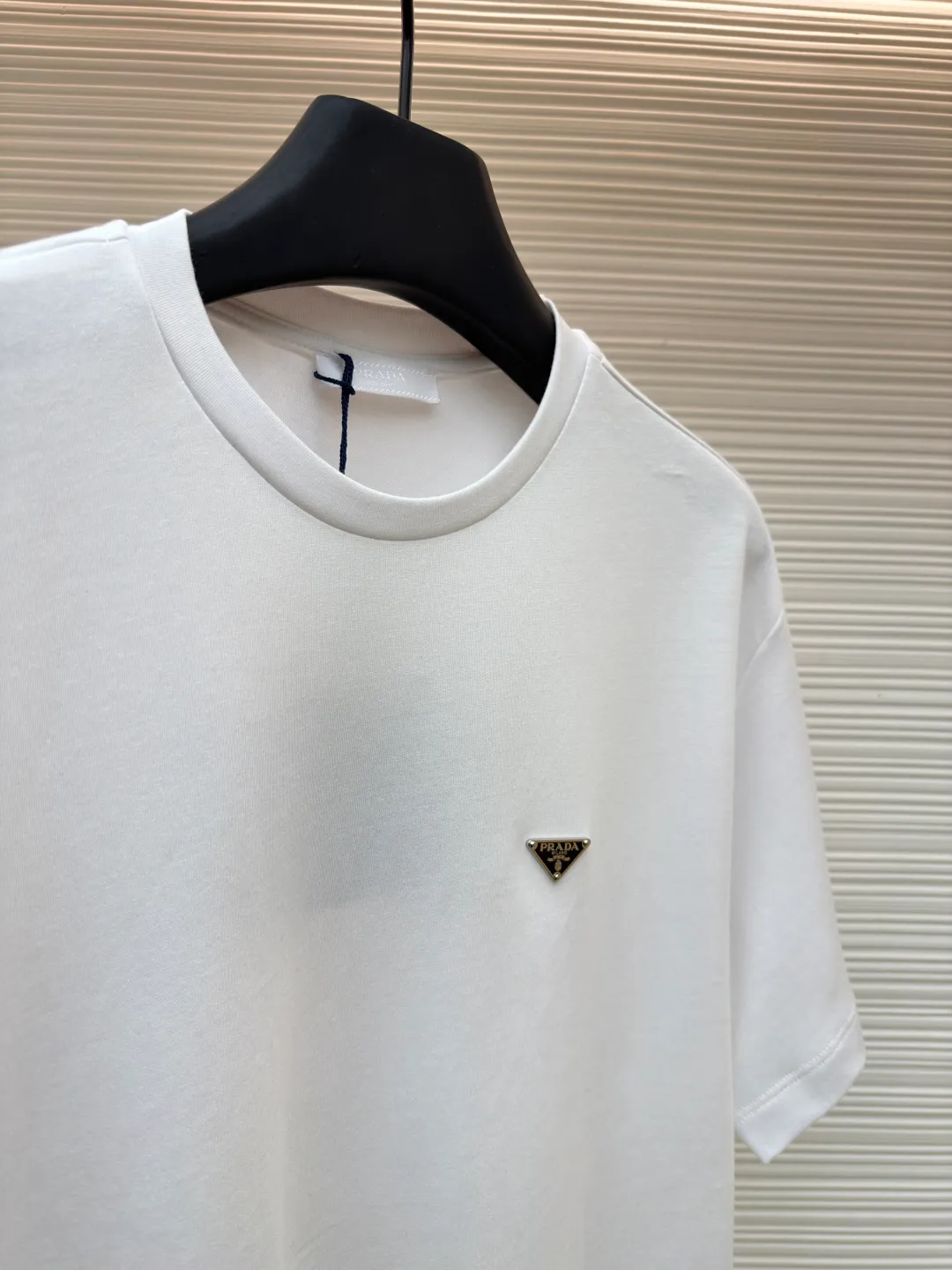 Prada triangle logo short sleeves ●Original version: Purchased and developed at 8650 ●Item number: 1682434-X90 ●Fabric: Protein twin woven fabric ●Technology: Infrared positioning production ●Color: White ●Version: Fitted version ●Weight: about 215 grams ●Size: S-M-L-XL ●Description: Customized ammonia silk protein twin woven Breathable and refreshing Comfortable and skin-friendly White and flawless tone Pure and elegant The iconic Prada triangle logo is embellished on the chest, highlighting the brand's charm. Hidden in the public and visible to the wise, it is the ultimate form of modern luxury. Wearing a white T-shirt is a walking minimalist art. The infrared positioning of the "Prada triangle mark" using imported special machines is more accurate. It is firm and strong. The fabrics have been washed and have a better hand feel. It is not easy to deform, shrink or fade, and maintains long-term beauty. The overall wiring is straight and delicate, the fabric is comfortable and soft, and the color is consistent without color difference. It can be matched with the same style to create a fashionable look and control various occasions. Customized accessories, complete with three standards, same style for men and women!