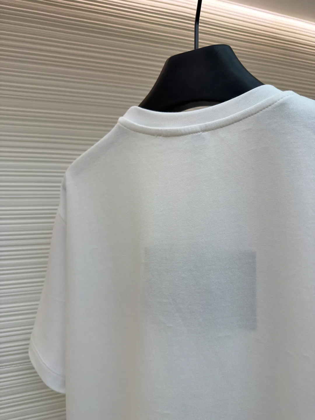 Prada triangle logo short sleeves ●Original version: Purchased and developed at 8650 ●Item number: 1682434-X90 ●Fabric: Protein twin woven fabric ●Technology: Infrared positioning production ●Color: White ●Version: Fitted version ●Weight: about 215 grams ●Size: S-M-L-XL ●Description: Customized ammonia silk protein twin woven Breathable and refreshing Comfortable and skin-friendly White and flawless tone Pure and elegant The iconic Prada triangle logo is embellished on the chest, highlighting the brand's charm. Hidden in the public and visible to the wise, it is the ultimate form of modern luxury. Wearing a white T-shirt is a walking minimalist art. The infrared positioning of the "Prada triangle mark" using imported special machines is more accurate. It is firm and strong. The fabrics have been washed and have a better hand feel. It is not easy to deform, shrink or fade, and maintains long-term beauty. The overall wiring is straight and delicate, the fabric is comfortable and soft, and the color is consistent without color difference. It can be matched with the same style to create a fashionable look and control various occasions. Customized accessories, complete with three standards, same style for men and women!
