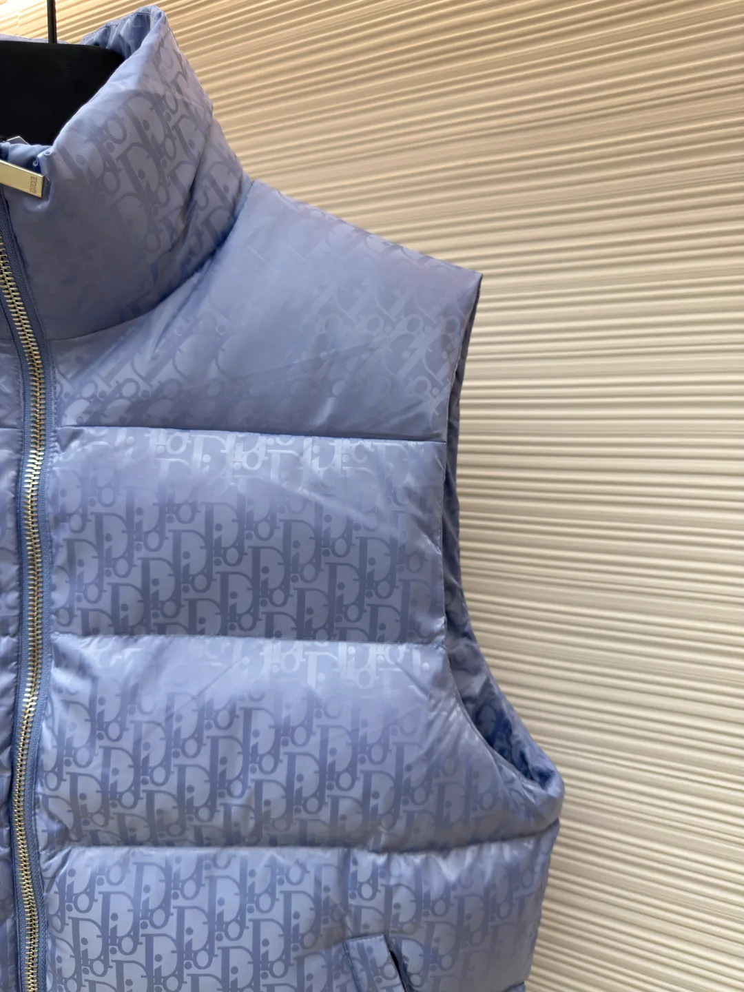 Dior oblique dark pattern old flower stand collar vest ●Original version: purchased and developed by 18139 ●Item number: 1680762-B90 ●Fabric: down fabric ●Technology: full-width jacquard production ●Version: fitted version ●Weight: about 710 grams ●Size: 46-48-50-52-54-56 ●Description: This is a down with ultra-complex craftsmanship. The customization cycle of the fabric is as long as 50 days. Based on the original fabric, laser jacquard makes the whole piece concave and convex, with a stronger three-dimensional effect and a more obvious 3D effect. ✨This fabric has a good hand feel, and the dark pattern presbyopia on it is very low-key. The fabric shows a dark luster and is extremely waterproof! The real texture is more perfect, custom-woven high-density satin nylon material and dark jacquard weave, simple and refreshing, thick and fluffy, super three-proof fabric, waterproof, stain-proof and dust-proof! ✨ Full-width jacquard LOGO, ultra-high-end luxury and style. The handsomeness and eye-catching index of the upper body are absolutely NO. 1. Fully custom-woven jacquard LOGO technology fabric, high-density polyester fiber. It is a new type of heat-insulating and light-weight fabric. It has a light texture, delicate and soft warmth and breathability. Especially the LOGO jacquard produces different light and dark interweaving under different lights! The overall wiring is straight and delicate, the fabric is comfortable and soft, and the color is consistent without color difference. It can be matched with the same style to create a fashionable look and control various occasions. Customized accessories, complete with three standards, same style for men and women!