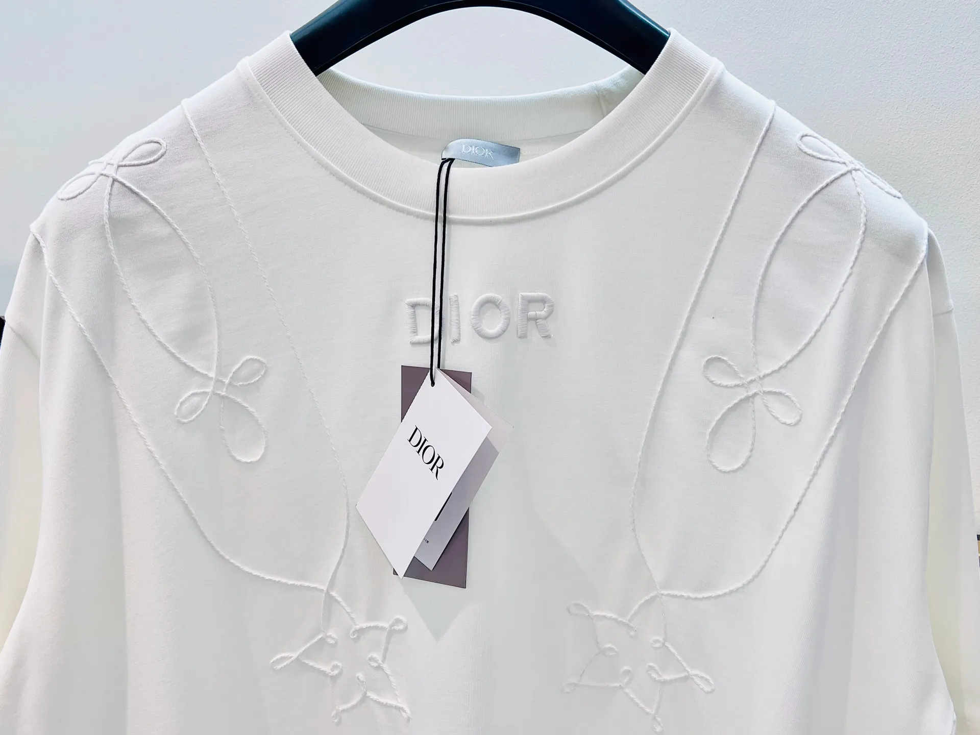 🅿️250 🌈Size: s/m/l/xl, black and white, same style for men and women, Dio* Dior baroque embroidered half-sleeved T-shirt. Heavy thread embroidery design highlights fashion aesthetics and creates a sophisticated casual look. ⚠️Washing method: Dry clean or fast machine wash in cold water wrapped inside out laundry bag!