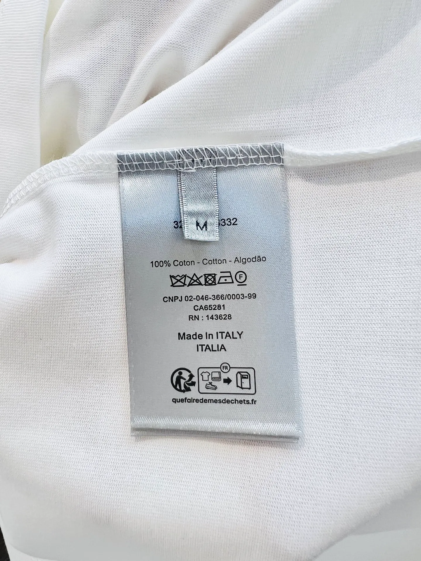 🅿️250 🌈Size: s/m/l/xl, black and white, same style for men and women, Dio* Dior baroque embroidered half-sleeved T-shirt. Heavy thread embroidery design highlights fashion aesthetics and creates a sophisticated casual look. ⚠️Washing method: Dry clean or fast machine wash in cold water wrapped inside out laundry bag!