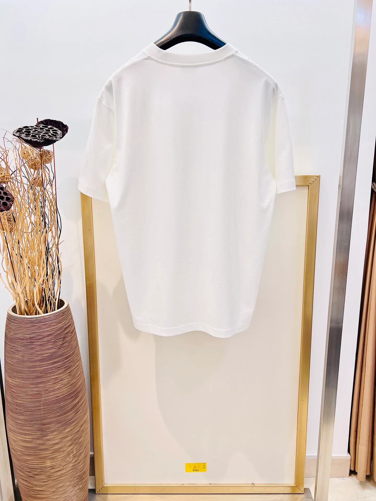 🅿️250 🌈Size: s/m/l/xl, black and white, same style for men and women, Dio* Dior baroque embroidered half-sleeved T-shirt. Heavy thread embroidery design highlights fashion aesthetics and creates a sophisticated casual look. ⚠️Washing method: Dry clean or fast machine wash in cold water wrapped inside out laundry bag!