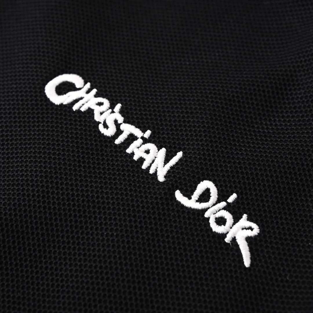 🅿️350 (Higher version) DIOR Dior CD four-color cursive embroidered letters short-sleeved POLO shirt. Original custom-made 200g cotton vermilion fabric, thread dyed to match the original. The imported machine embroidery process makes the letter logo show a delicate and exquisite effect, enhancing the decorative effect. Use an embroidery machine to embroider the designed letter logo onto the patch. Upright and stylish upper body Color: black, white, navy blue, floral gray Size: S-L