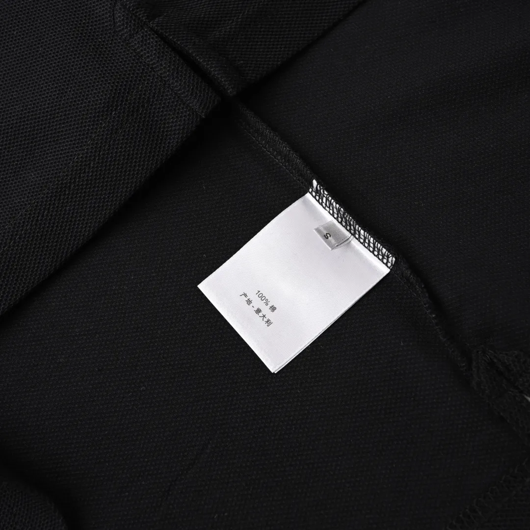 🅿️350 (Higher version) DIOR Dior CD four-color cursive embroidered letters short-sleeved POLO shirt. Original custom-made 200g cotton vermilion fabric, thread dyed to match the original. The imported machine embroidery process makes the letter logo show a delicate and exquisite effect, enhancing the decorative effect. Use an embroidery machine to embroider the designed letter logo onto the patch. Upright and stylish upper body Color: black, white, navy blue, floral gray Size: S-L