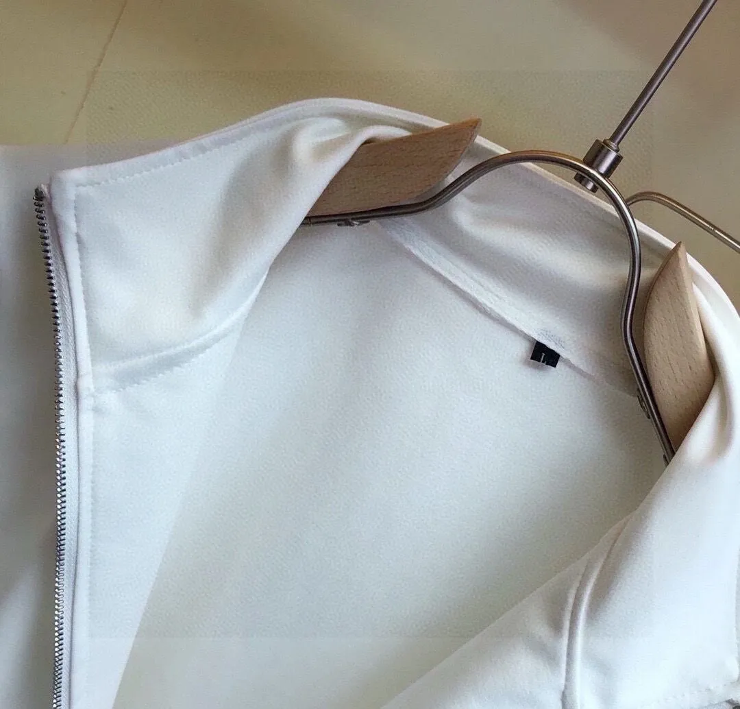 🅿️420 [DIOR Dior] (Fat Man Gospel) hot-selling suit is coming. Focus on the original version of the official website. 2025 new hot-selling cardigan sweater suit. The original order is the best product. 🇭🇰The meticulous work of top designers is dedicated to a fitting and perfect upper body effect. All-natural high-quality Roman cotton 100%, close-fitting comfort, noble and elegant! Original hardware embodies elegance and nobility! Counter size: M-5XL (maximum wear up to 220 pounds)