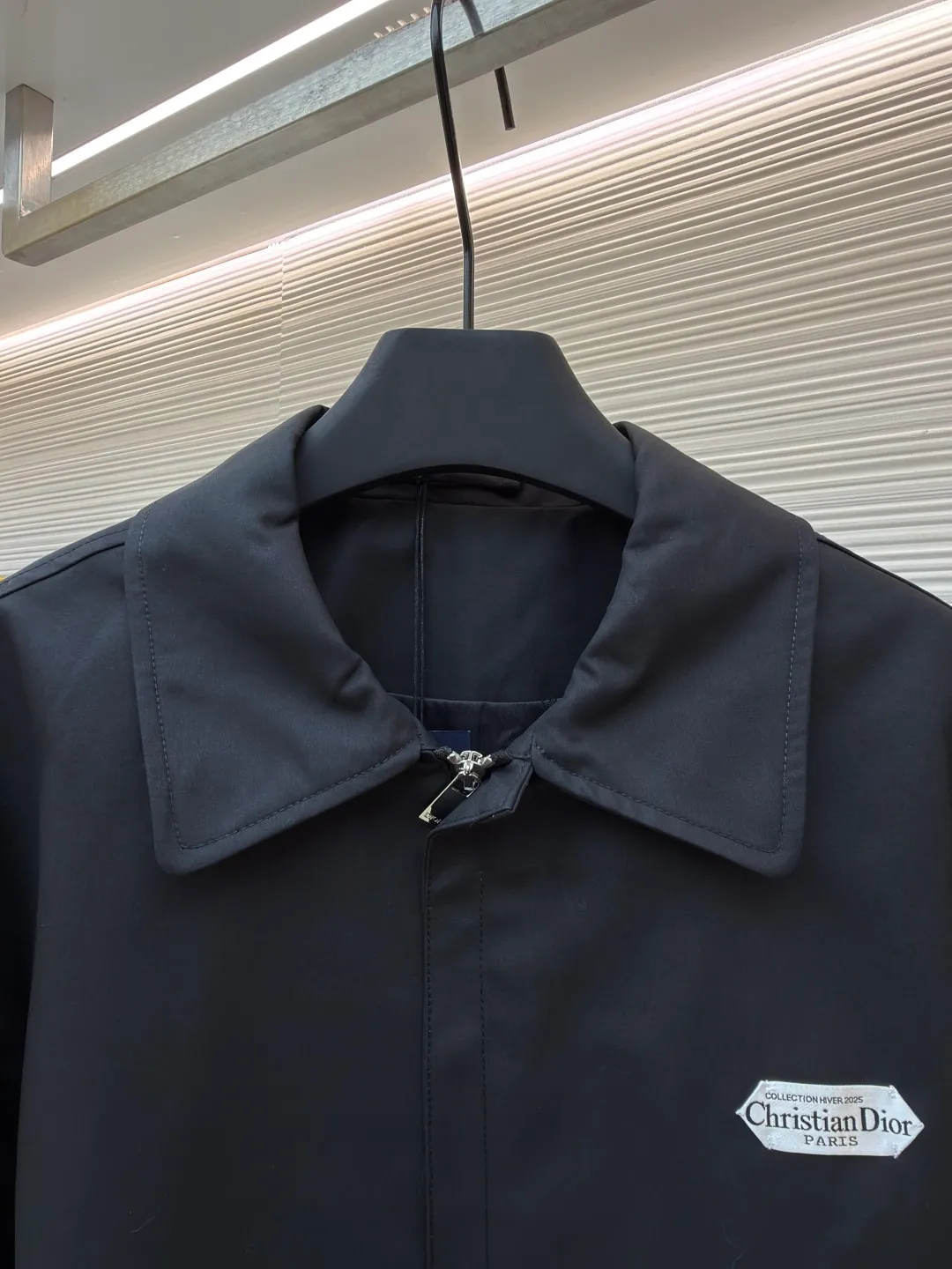 Dior sheepskin jacket ●Original version: Purchased and developed by 28805 ●Item number: 1681083-B90 ●Material: black cotton blended satin fabric ●Technology: Silk jacquard production ●Version: Fitted version ●Weight: about 830g ●Size: 46-48-50-52 ●Description: Black cotton blended satin Selected raw materials and spinning. The fibers of long-staple cotton are longer and tougher, and can spin yarns with high strength, less hairiness and silky feel, which is the basis of "texture". In order to obtain the unique luster and smoothness of satin, materials such as silk and Tencel™ are mixed in. These fibers themselves have strong luster and smooth surface. When combined with cotton, they can enhance the overall sense of luxury. The higher the count, the finer the yarn. The intuitive feeling is that the fabric has high density and feels thick, but it feels very delicate. It feels full and solid to the touch, rather than light and fluffy. Use high-quality mulberry silk as raw material. Silk threads need to undergo pre-processing such as screening, soaking, winding, doubling, and twisting to form warp and weft threads that meet the requirements for strength, twist, and gloss. Attention to detail, such as the collar, cuffs and hem are carefully cut and sewn to ensure the entire jacket looks sophisticated and stylish. The embroidered logo on the chest and the all-over printed fabric inside cleverly incorporate brand elements to enhance brand recognition. The overall wiring is straight and delicate, the fabric is comfortable and soft, and the color is consistent without color difference. It can be matched with the same style to create a fashionable look and control various occasions. Customized accessories, complete with three standards, same style for men and women!