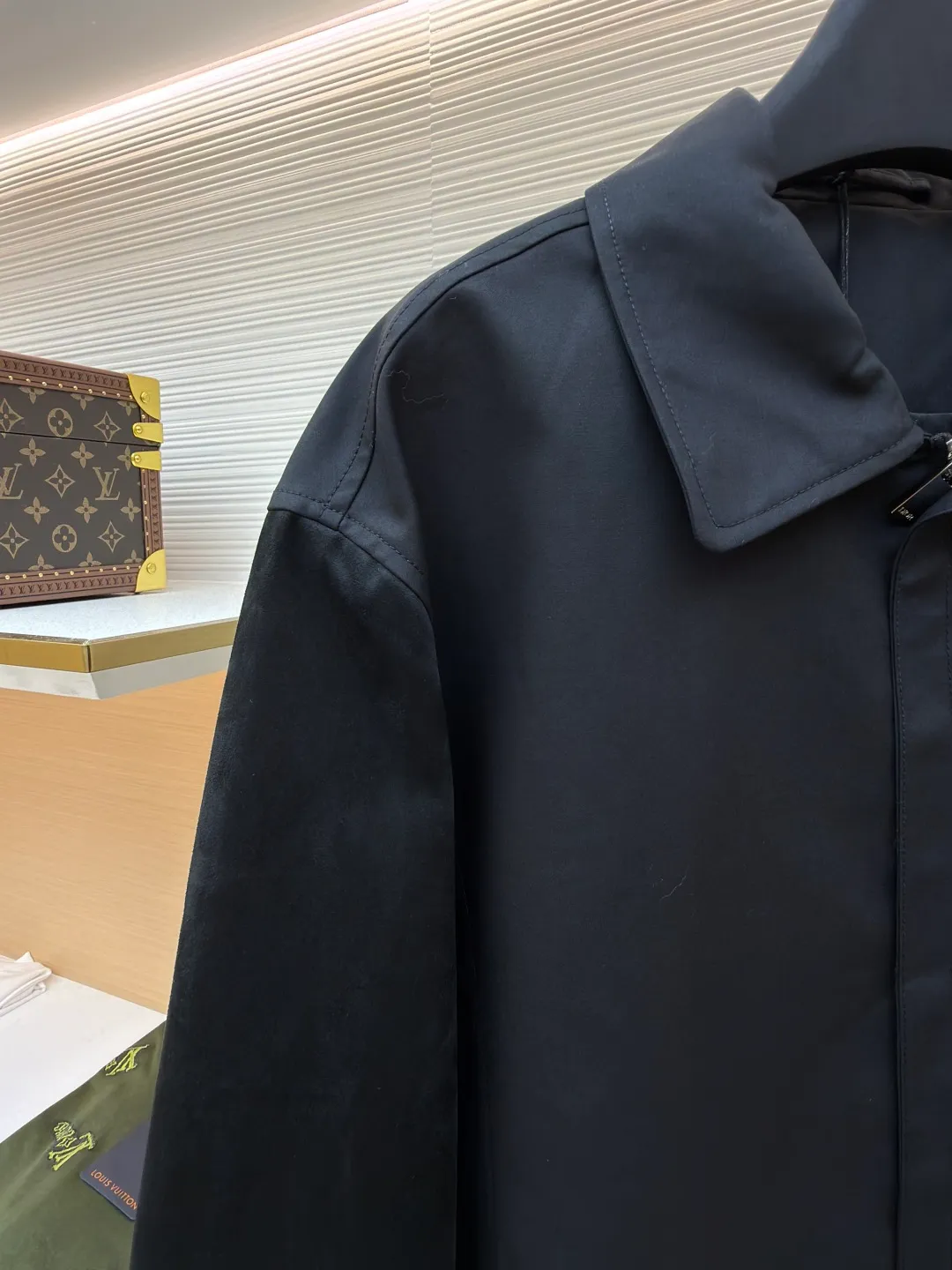 Dior sheepskin jacket ●Original version: Purchased and developed by 28805 ●Item number: 1681083-B90 ●Material: black cotton blended satin fabric ●Technology: Silk jacquard production ●Version: Fitted version ●Weight: about 830g ●Size: 46-48-50-52 ●Description: Black cotton blended satin Selected raw materials and spinning. The fibers of long-staple cotton are longer and tougher, and can spin yarns with high strength, less hairiness and silky feel, which is the basis of "texture". In order to obtain the unique luster and smoothness of satin, materials such as silk and Tencel™ are mixed in. These fibers themselves have strong luster and smooth surface. When combined with cotton, they can enhance the overall sense of luxury. The higher the count, the finer the yarn. The intuitive feeling is that the fabric has high density and feels thick, but it feels very delicate. It feels full and solid to the touch, rather than light and fluffy. Use high-quality mulberry silk as raw material. Silk threads need to undergo pre-processing such as screening, soaking, winding, doubling, and twisting to form warp and weft threads that meet the requirements for strength, twist, and gloss. Attention to detail, such as the collar, cuffs and hem are carefully cut and sewn to ensure the entire jacket looks sophisticated and stylish. The embroidered logo on the chest and the all-over printed fabric inside cleverly incorporate brand elements to enhance brand recognition. The overall wiring is straight and delicate, the fabric is comfortable and soft, and the color is consistent without color difference. It can be matched with the same style to create a fashionable look and control various occasions. Customized accessories, complete with three standards, same style for men and women!