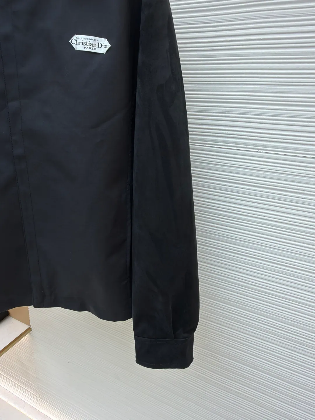 Dior sheepskin jacket ●Original version: Purchased and developed by 28805 ●Item number: 1681083-B90 ●Material: black cotton blended satin fabric ●Technology: Silk jacquard production ●Version: Fitted version ●Weight: about 830g ●Size: 46-48-50-52 ●Description: Black cotton blended satin Selected raw materials and spinning. The fibers of long-staple cotton are longer and tougher, and can spin yarns with high strength, less hairiness and silky feel, which is the basis of "texture". In order to obtain the unique luster and smoothness of satin, materials such as silk and Tencel™ are mixed in. These fibers themselves have strong luster and smooth surface. When combined with cotton, they can enhance the overall sense of luxury. The higher the count, the finer the yarn. The intuitive feeling is that the fabric has high density and feels thick, but it feels very delicate. It feels full and solid to the touch, rather than light and fluffy. Use high-quality mulberry silk as raw material. Silk threads need to undergo pre-processing such as screening, soaking, winding, doubling, and twisting to form warp and weft threads that meet the requirements for strength, twist, and gloss. Attention to detail, such as the collar, cuffs and hem are carefully cut and sewn to ensure the entire jacket looks sophisticated and stylish. The embroidered logo on the chest and the all-over printed fabric inside cleverly incorporate brand elements to enhance brand recognition. The overall wiring is straight and delicate, the fabric is comfortable and soft, and the color is consistent without color difference. It can be matched with the same style to create a fashionable look and control various occasions. Customized accessories, complete with three standards, same style for men and women!