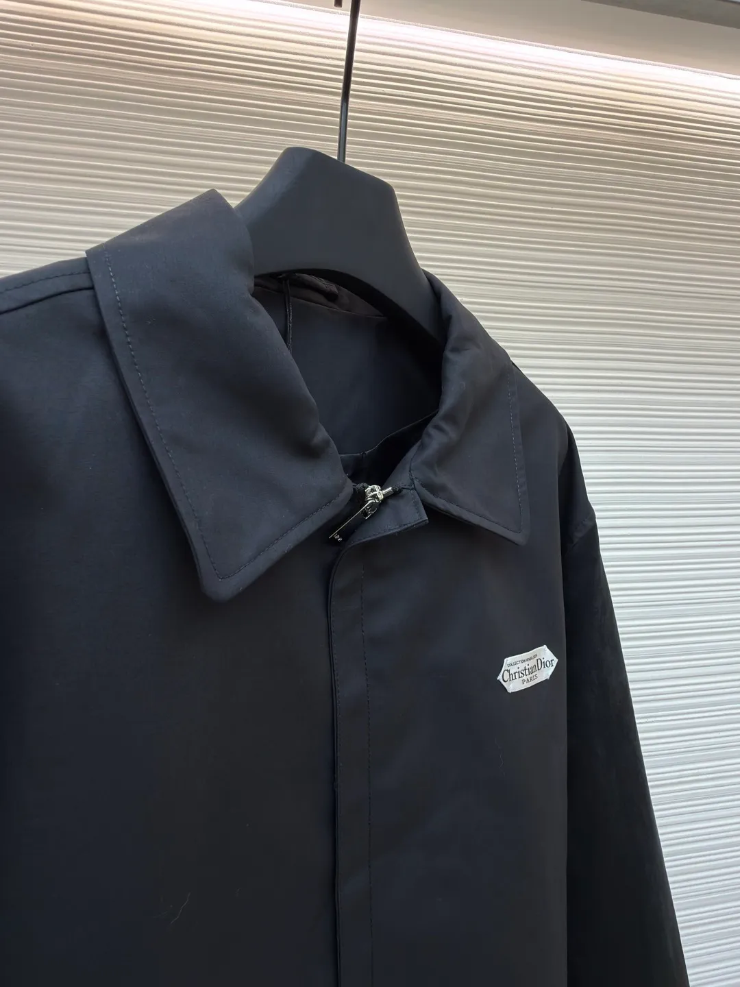 Dior sheepskin jacket ●Original version: Purchased and developed by 28805 ●Item number: 1681083-B90 ●Material: black cotton blended satin fabric ●Technology: Silk jacquard production ●Version: Fitted version ●Weight: about 830g ●Size: 46-48-50-52 ●Description: Black cotton blended satin Selected raw materials and spinning. The fibers of long-staple cotton are longer and tougher, and can spin yarns with high strength, less hairiness and silky feel, which is the basis of "texture". In order to obtain the unique luster and smoothness of satin, materials such as silk and Tencel™ are mixed in. These fibers themselves have strong luster and smooth surface. When combined with cotton, they can enhance the overall sense of luxury. The higher the count, the finer the yarn. The intuitive feeling is that the fabric has high density and feels thick, but it feels very delicate. It feels full and solid to the touch, rather than light and fluffy. Use high-quality mulberry silk as raw material. Silk threads need to undergo pre-processing such as screening, soaking, winding, doubling, and twisting to form warp and weft threads that meet the requirements for strength, twist, and gloss. Attention to detail, such as the collar, cuffs and hem are carefully cut and sewn to ensure the entire jacket looks sophisticated and stylish. The embroidered logo on the chest and the all-over printed fabric inside cleverly incorporate brand elements to enhance brand recognition. The overall wiring is straight and delicate, the fabric is comfortable and soft, and the color is consistent without color difference. It can be matched with the same style to create a fashionable look and control various occasions. Customized accessories, complete with three standards, same style for men and women!