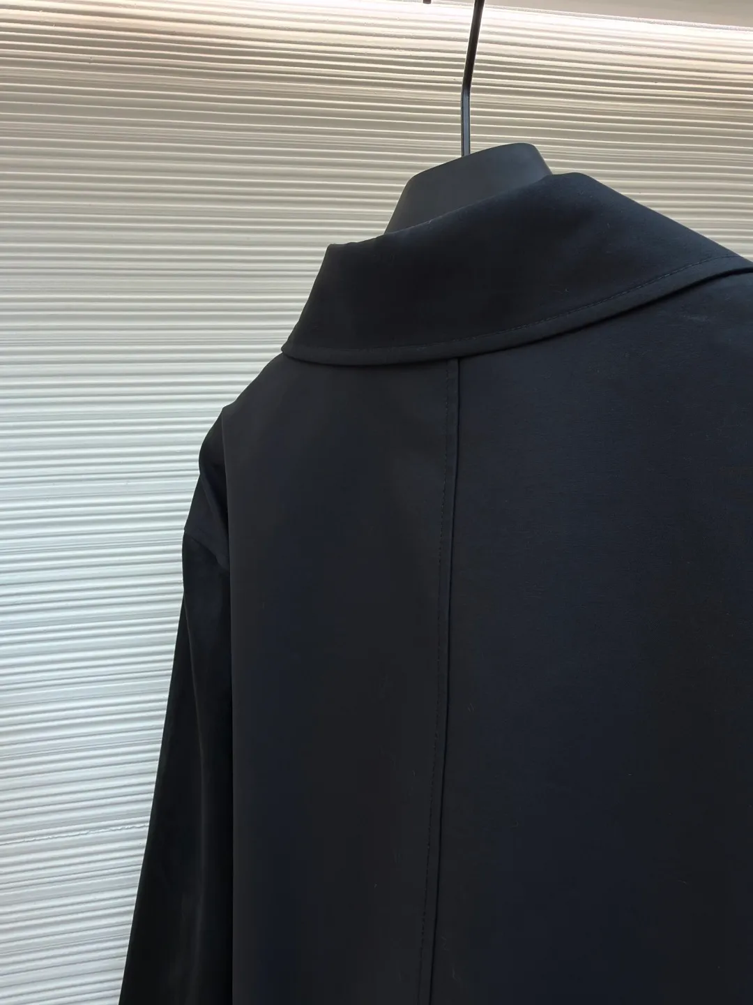Dior sheepskin jacket ●Original version: Purchased and developed by 28805 ●Item number: 1681083-B90 ●Material: black cotton blended satin fabric ●Technology: Silk jacquard production ●Version: Fitted version ●Weight: about 830g ●Size: 46-48-50-52 ●Description: Black cotton blended satin Selected raw materials and spinning. The fibers of long-staple cotton are longer and tougher, and can spin yarns with high strength, less hairiness and silky feel, which is the basis of "texture". In order to obtain the unique luster and smoothness of satin, materials such as silk and Tencel™ are mixed in. These fibers themselves have strong luster and smooth surface. When combined with cotton, they can enhance the overall sense of luxury. The higher the count, the finer the yarn. The intuitive feeling is that the fabric has high density and feels thick, but it feels very delicate. It feels full and solid to the touch, rather than light and fluffy. Use high-quality mulberry silk as raw material. Silk threads need to undergo pre-processing such as screening, soaking, winding, doubling, and twisting to form warp and weft threads that meet the requirements for strength, twist, and gloss. Attention to detail, such as the collar, cuffs and hem are carefully cut and sewn to ensure the entire jacket looks sophisticated and stylish. The embroidered logo on the chest and the all-over printed fabric inside cleverly incorporate brand elements to enhance brand recognition. The overall wiring is straight and delicate, the fabric is comfortable and soft, and the color is consistent without color difference. It can be matched with the same style to create a fashionable look and control various occasions. Customized accessories, complete with three standards, same style for men and women!