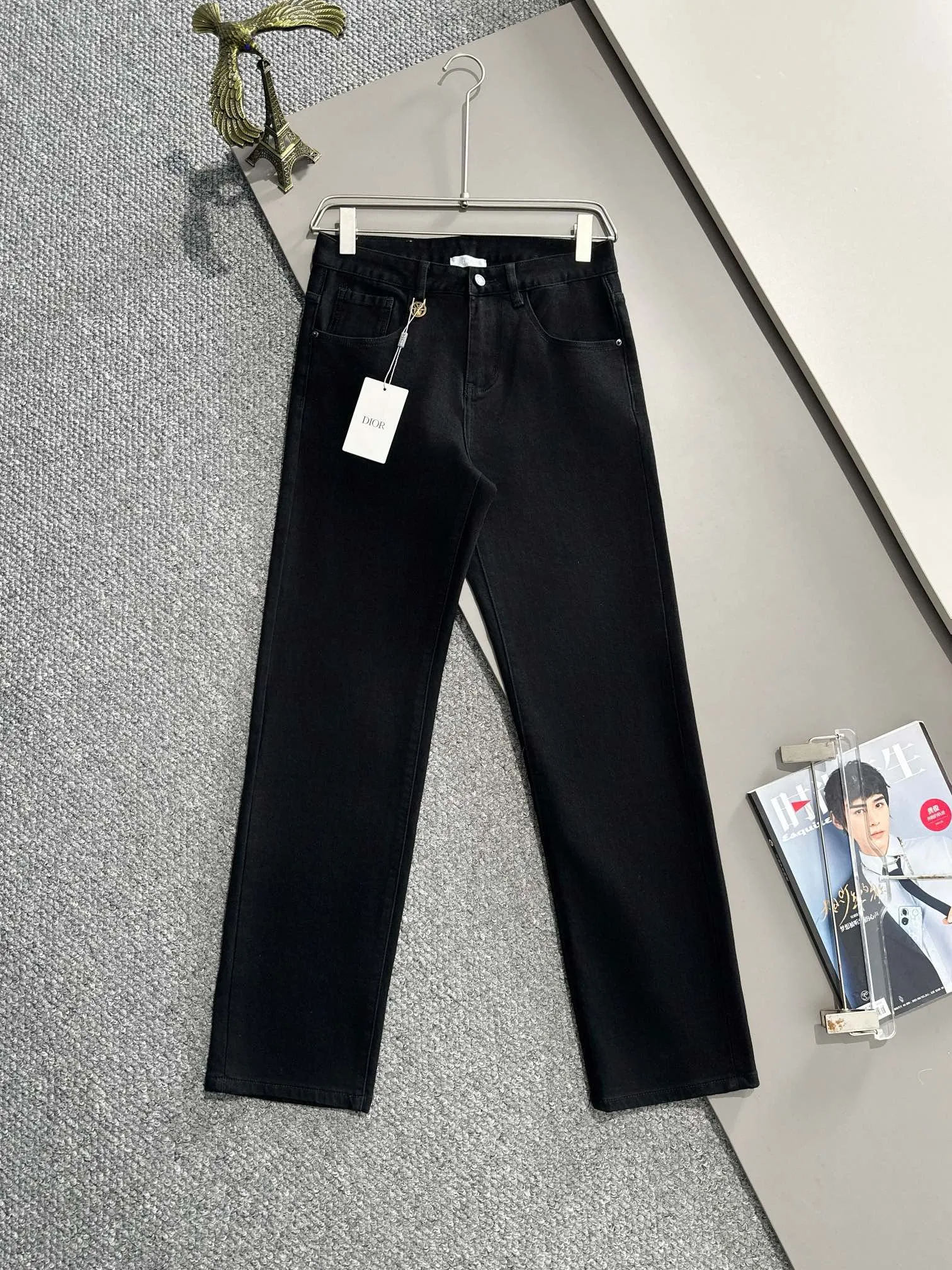 🅿️380 Dior 2025 four-season slim-fit jeans trousers are woven from imported Japanese Denim plain cotton denim fabrics. They are complete with three standards, simple yet elegant, soft, delicate and comfortable, and the upper body is versatile and fashionable! Light luxury, a must-have item for daily commuting! Code number: 28-38 (please state your height and weight when placing an order)