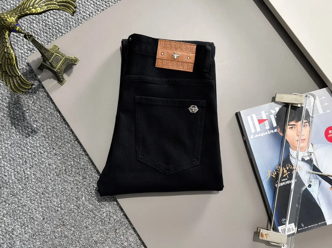 🅿️380 Dior 2025 four-season slim-fit jeans trousers are woven from imported Japanese Denim plain cotton denim fabrics. They are complete with three standards, simple yet elegant, soft, delicate and comfortable, and the upper body is versatile and fashionable! Light luxury, a must-have item for daily commuting! Code number: 28-38 (please state your height and weight when placing an order)