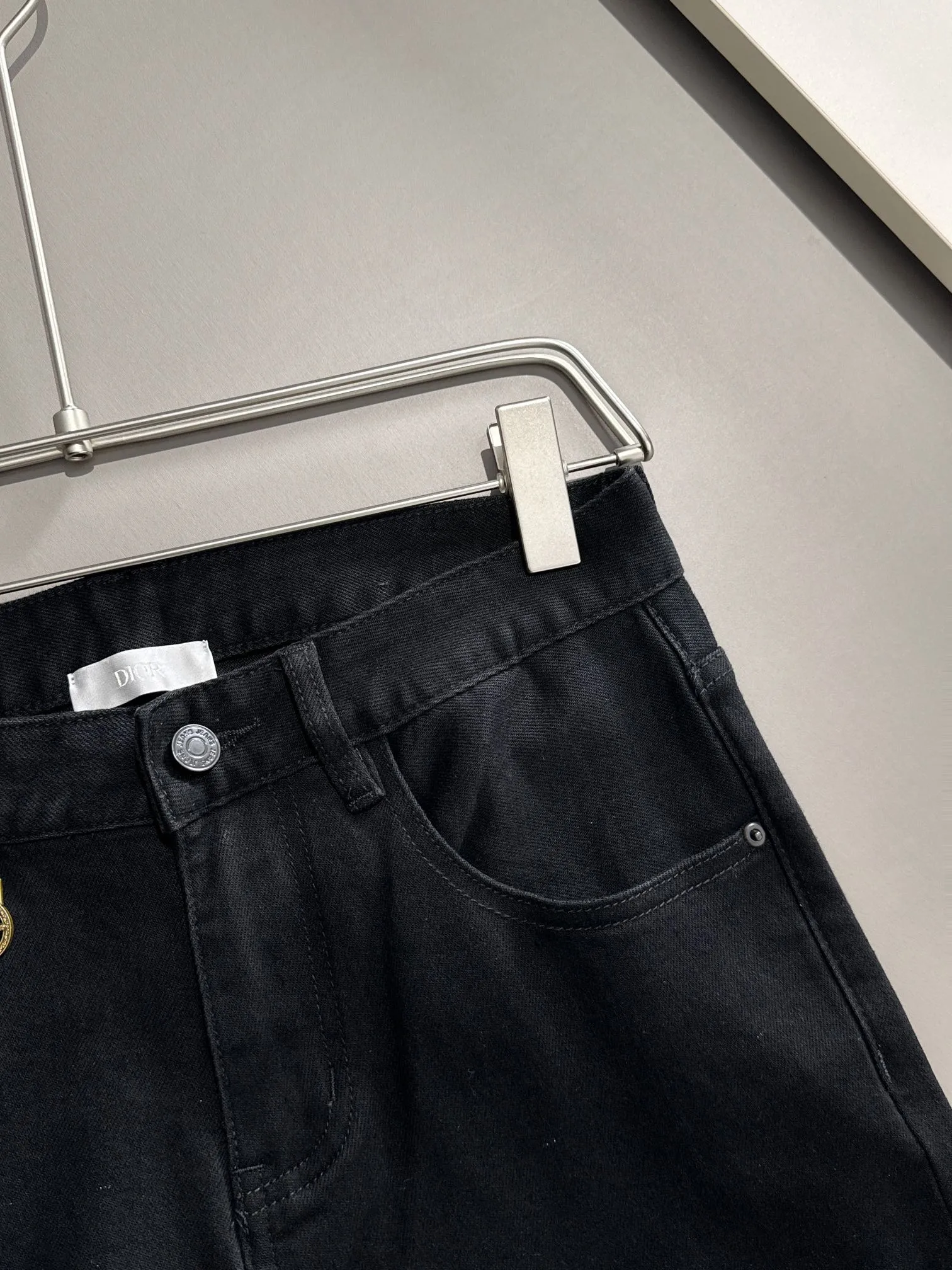 🅿️380 Dior 2025 four-season slim-fit jeans trousers are woven from imported Japanese Denim plain cotton denim fabrics. They are complete with three standards, simple yet elegant, soft, delicate and comfortable, and the upper body is versatile and fashionable! Light luxury, a must-have item for daily commuting! Code number: 28-38 (please state your height and weight when placing an order)