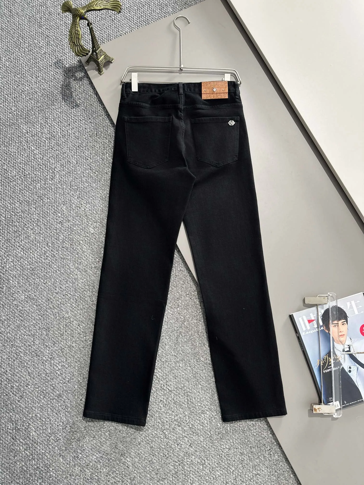 🅿️380 Dior 2025 four-season slim-fit jeans trousers are woven from imported Japanese Denim plain cotton denim fabrics. They are complete with three standards, simple yet elegant, soft, delicate and comfortable, and the upper body is versatile and fashionable! Light luxury, a must-have item for daily commuting! Code number: 28-38 (please state your height and weight when placing an order)