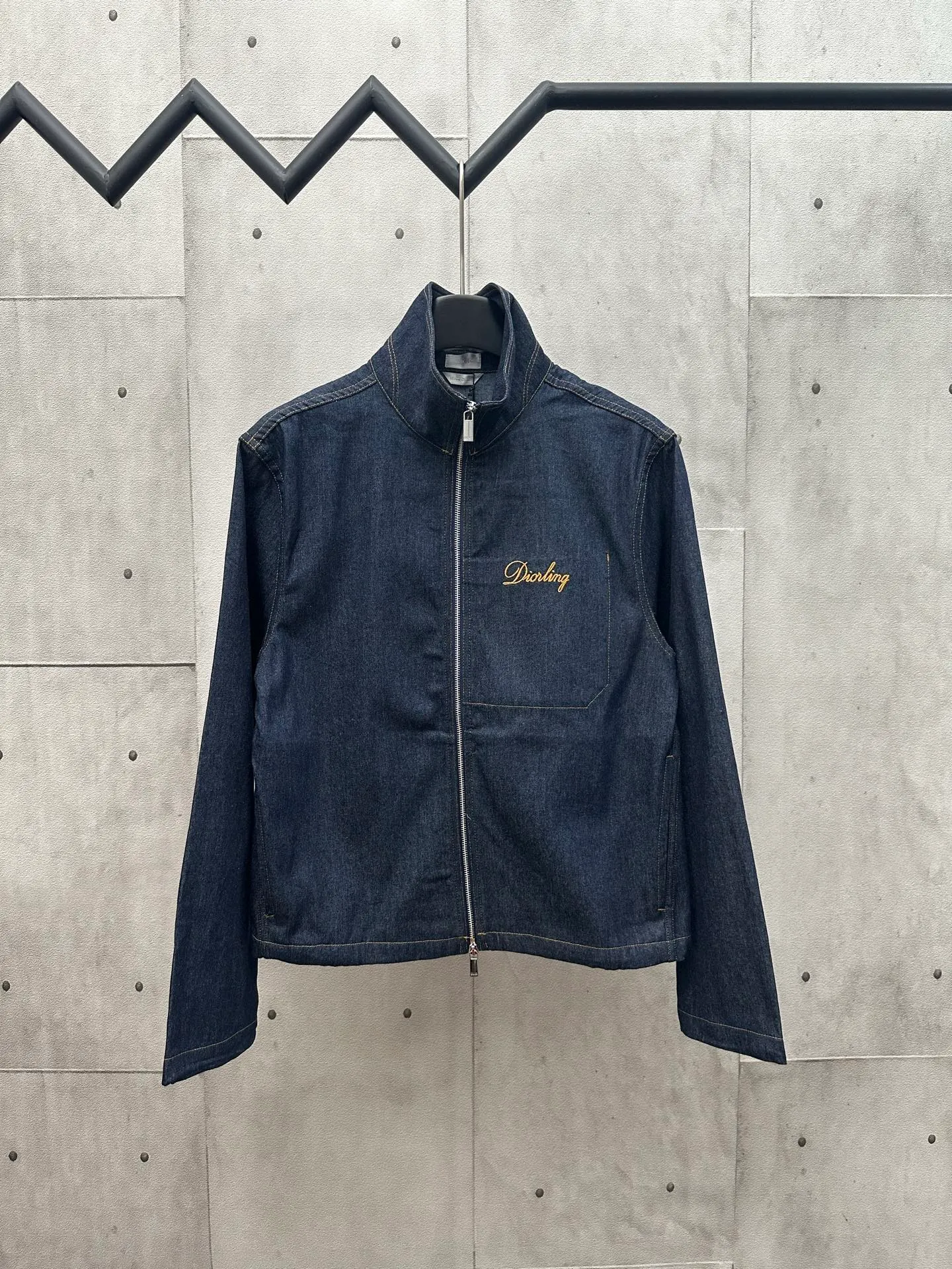 🅿️480 DIOR 2025FW new stand collar straight denim jacket. Designed with Dior Love logo from Dior archives. Made of navy blue cotton denim. Dior Love embroidery on the chest. Two-way zipper closure with Dior logo zipper pull. Patch pocket on chest. Drawstring cuffs and hem. Casual style. Unisex size. Size: S M L XL.