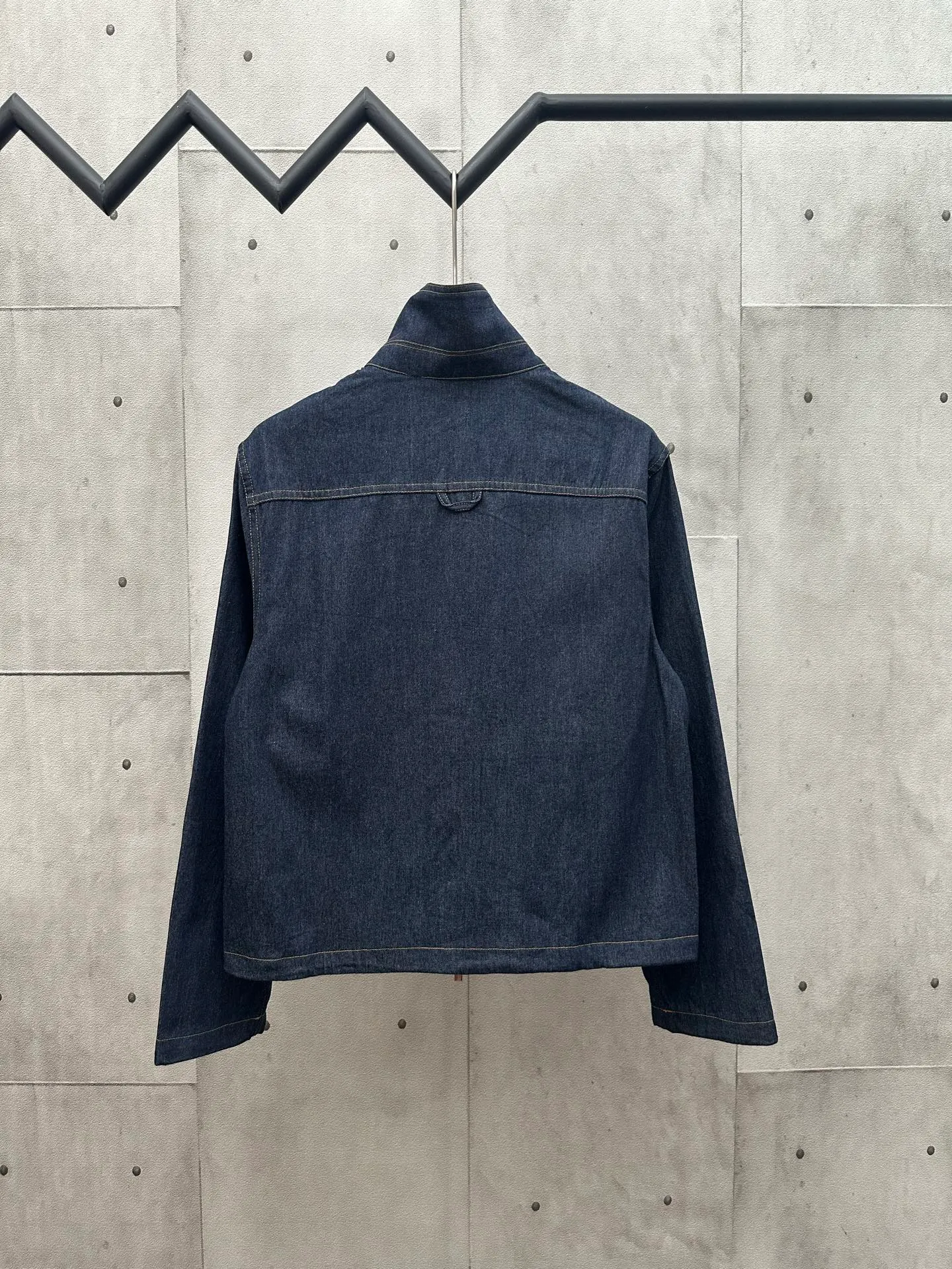 🅿️480 DIOR 2025FW new stand collar straight denim jacket. Designed with Dior Love logo from Dior archives. Made of navy blue cotton denim. Dior Love embroidery on the chest. Two-way zipper closure with Dior logo zipper pull. Patch pocket on chest. Drawstring cuffs and hem. Casual style. Unisex size. Size: S M L XL.