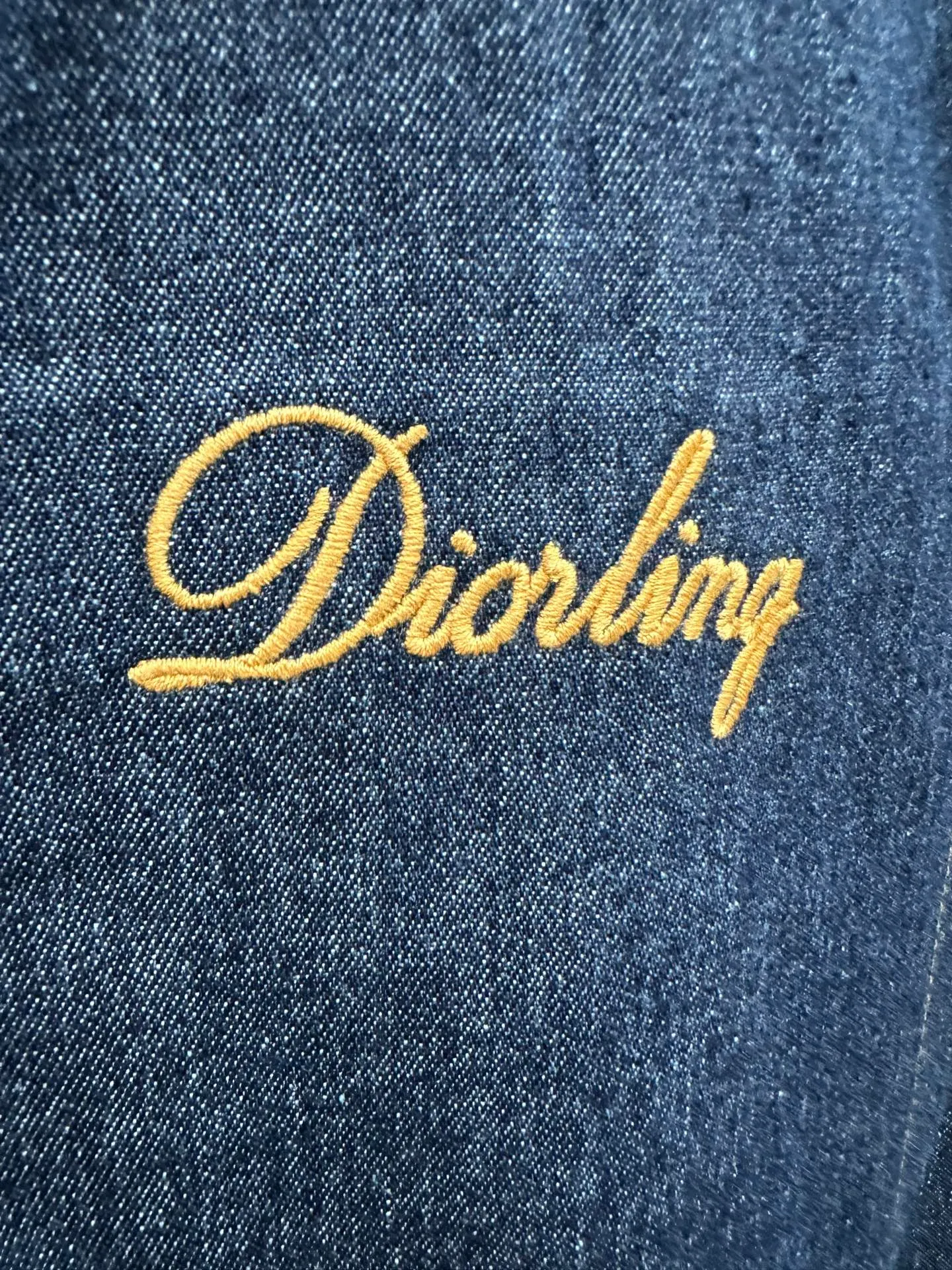 🅿️480 DIOR 2025FW new stand collar straight denim jacket. Designed with Dior Love logo from Dior archives. Made of navy blue cotton denim. Dior Love embroidery on the chest. Two-way zipper closure with Dior logo zipper pull. Patch pocket on chest. Drawstring cuffs and hem. Casual style. Unisex size. Size: S M L XL.