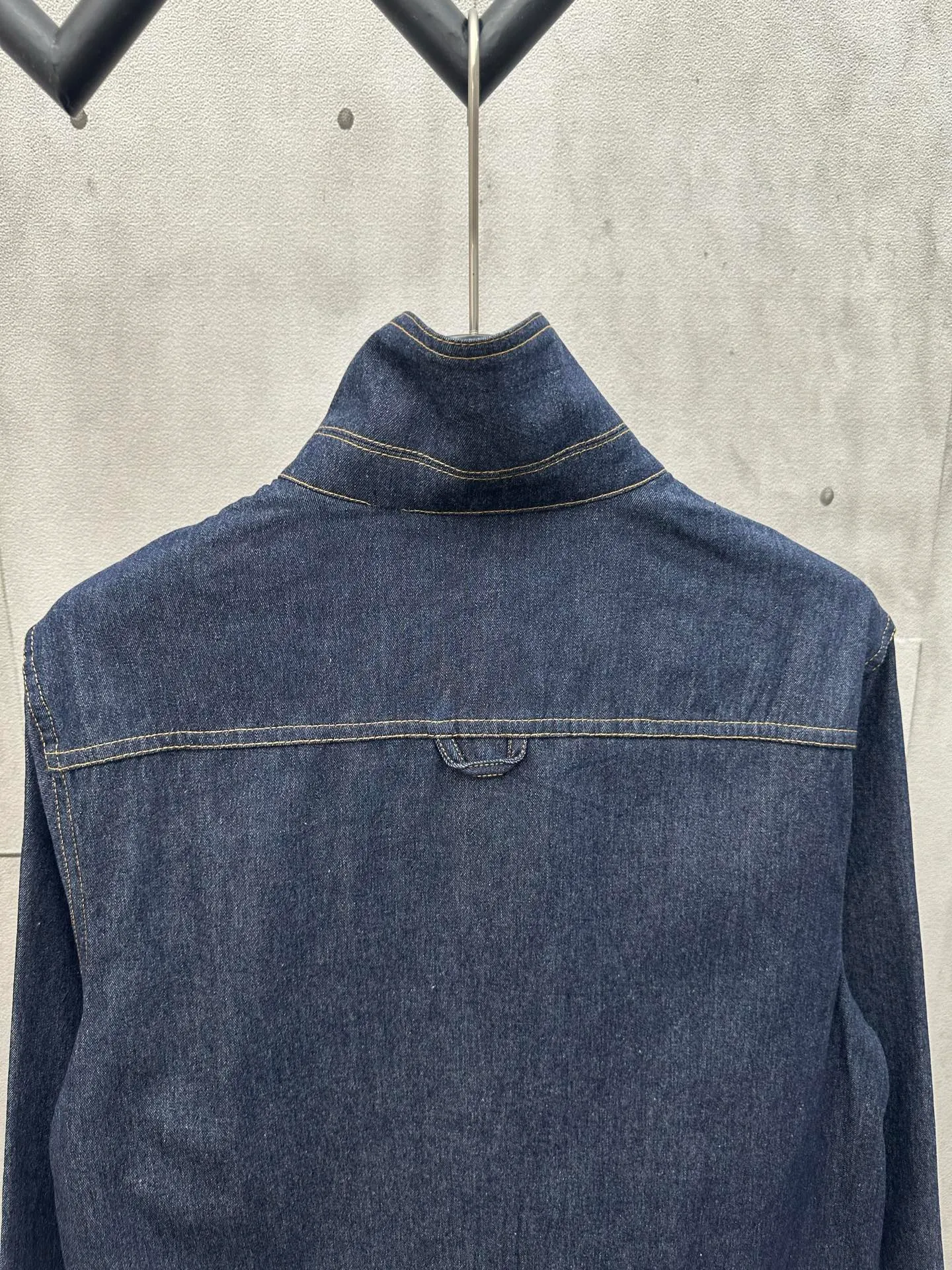 🅿️480 DIOR 2025FW new stand collar straight denim jacket. Designed with Dior Love logo from Dior archives. Made of navy blue cotton denim. Dior Love embroidery on the chest. Two-way zipper closure with Dior logo zipper pull. Patch pocket on chest. Drawstring cuffs and hem. Casual style. Unisex size. Size: S M L XL.
