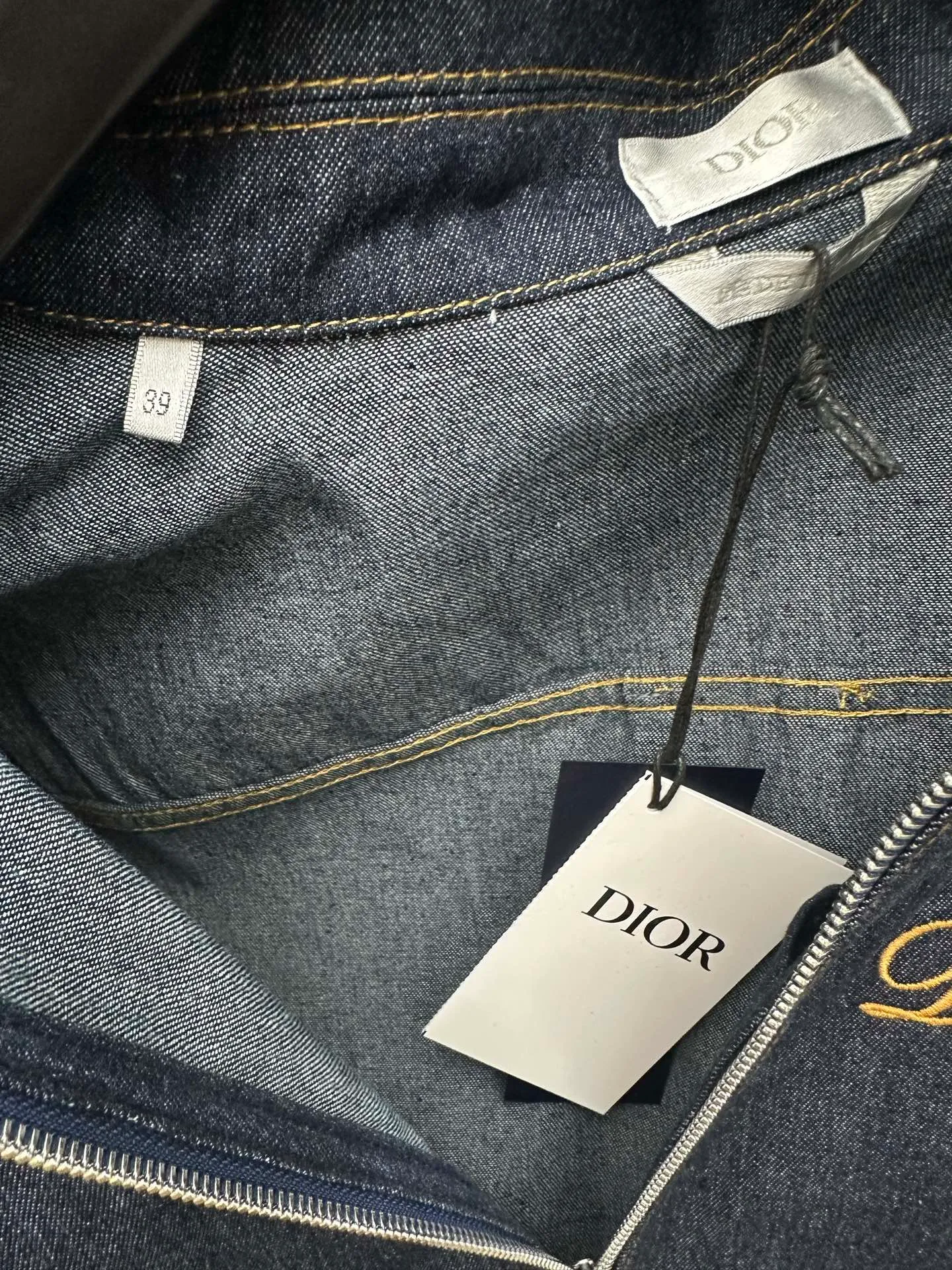 🅿️480 DIOR 2025FW new stand collar straight denim jacket. Designed with Dior Love logo from Dior archives. Made of navy blue cotton denim. Dior Love embroidery on the chest. Two-way zipper closure with Dior logo zipper pull. Patch pocket on chest. Drawstring cuffs and hem. Casual style. Unisex size. Size: S M L XL.