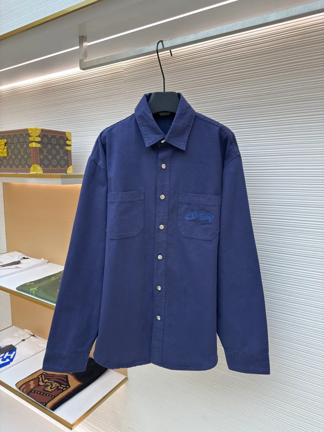 Dior co-branded embroidered shirt ●Original version: purchased and developed for 14500 ●Item number: 1680698-A75 ●Material: gray-blue ancient pure cotton fabric ●Technology: embroidery production ●Version: loose version ●Weight: about 595 grams ●Size: 38-39-40-41 ●Description: Custom-dyed gray-blue ancient pure cotton material with excellent texture, comfortable and close to the skin, gray and blue realm, using color temperature to reconstruct speed aesthetics From the DIORANDLEWISHAMILTON joint series, the chest patch pocket is embroidered with the same color to hide the joint password. It forms a micro echo with the background color of the shirt. The visual tension makes the text become a flowing brand badge. The noble joint brand shows luxury. Adopt imported machine embroidery technology and use advanced computer control systems and precision mechanical components to achieve Dior co-branded embroidery operations with high precision, smooth and delicate lines, and ergonomic three-dimensional tailoring. Return to traditional craft techniques through segmentation, folding, shrinking, and stretching techniques. The so-called slow work produces fine work, which is the respect for materials and the pursuit of feel. The work is complex and tedious, slow in time, and high in losses.