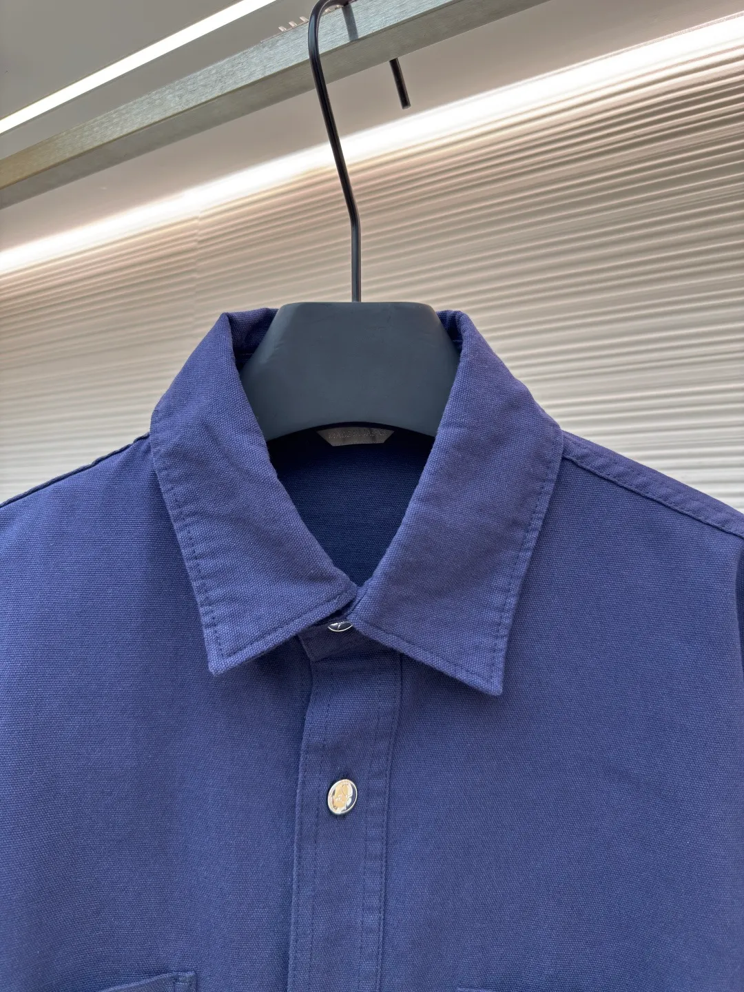 Dior co-branded embroidered shirt ●Original version: purchased and developed for 14500 ●Item number: 1680698-A75 ●Material: gray-blue ancient pure cotton fabric ●Technology: embroidery production ●Version: loose version ●Weight: about 595 grams ●Size: 38-39-40-41 ●Description: Custom-dyed gray-blue ancient pure cotton material with excellent texture, comfortable and close to the skin, gray and blue realm, using color temperature to reconstruct speed aesthetics From the DIORANDLEWISHAMILTON joint series, the chest patch pocket is embroidered with the same color to hide the joint password. It forms a micro echo with the background color of the shirt. The visual tension makes the text become a flowing brand badge. The noble joint brand shows luxury. Adopt imported machine embroidery technology and use advanced computer control systems and precision mechanical components to achieve Dior co-branded embroidery operations with high precision, smooth and delicate lines, and ergonomic three-dimensional tailoring. Return to traditional craft techniques through segmentation, folding, shrinking, and stretching techniques. The so-called slow work produces fine work, which is the respect for materials and the pursuit of feel. The work is complex and tedious, slow in time, and high in losses.