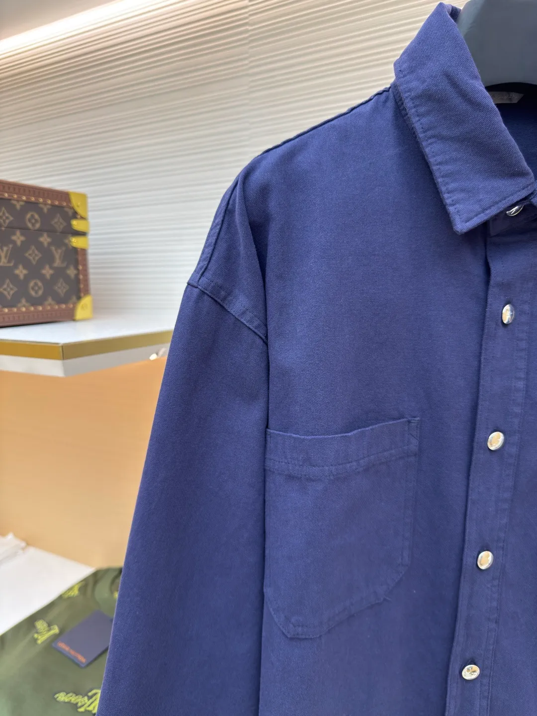 Dior co-branded embroidered shirt ●Original version: purchased and developed for 14500 ●Item number: 1680698-A75 ●Material: gray-blue ancient pure cotton fabric ●Technology: embroidery production ●Version: loose version ●Weight: about 595 grams ●Size: 38-39-40-41 ●Description: Custom-dyed gray-blue ancient pure cotton material with excellent texture, comfortable and close to the skin, gray and blue realm, using color temperature to reconstruct speed aesthetics From the DIORANDLEWISHAMILTON joint series, the chest patch pocket is embroidered with the same color to hide the joint password. It forms a micro echo with the background color of the shirt. The visual tension makes the text become a flowing brand badge. The noble joint brand shows luxury. Adopt imported machine embroidery technology and use advanced computer control systems and precision mechanical components to achieve Dior co-branded embroidery operations with high precision, smooth and delicate lines, and ergonomic three-dimensional tailoring. Return to traditional craft techniques through segmentation, folding, shrinking, and stretching techniques. The so-called slow work produces fine work, which is the respect for materials and the pursuit of feel. The work is complex and tedious, slow in time, and high in losses.