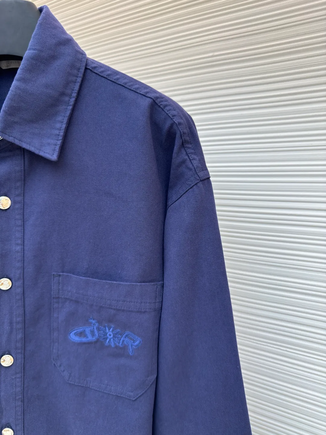 Dior co-branded embroidered shirt ●Original version: purchased and developed for 14500 ●Item number: 1680698-A75 ●Material: gray-blue ancient pure cotton fabric ●Technology: embroidery production ●Version: loose version ●Weight: about 595 grams ●Size: 38-39-40-41 ●Description: Custom-dyed gray-blue ancient pure cotton material with excellent texture, comfortable and close to the skin, gray and blue realm, using color temperature to reconstruct speed aesthetics From the DIORANDLEWISHAMILTON joint series, the chest patch pocket is embroidered with the same color to hide the joint password. It forms a micro echo with the background color of the shirt. The visual tension makes the text become a flowing brand badge. The noble joint brand shows luxury. Adopt imported machine embroidery technology and use advanced computer control systems and precision mechanical components to achieve Dior co-branded embroidery operations with high precision, smooth and delicate lines, and ergonomic three-dimensional tailoring. Return to traditional craft techniques through segmentation, folding, shrinking, and stretching techniques. The so-called slow work produces fine work, which is the respect for materials and the pursuit of feel. The work is complex and tedious, slow in time, and high in losses.