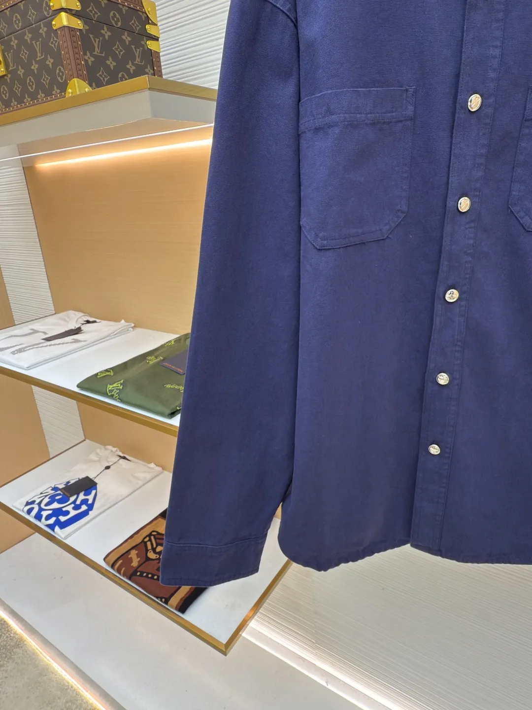 Dior co-branded embroidered shirt ●Original version: purchased and developed for 14500 ●Item number: 1680698-A75 ●Material: gray-blue ancient pure cotton fabric ●Technology: embroidery production ●Version: loose version ●Weight: about 595 grams ●Size: 38-39-40-41 ●Description: Custom-dyed gray-blue ancient pure cotton material with excellent texture, comfortable and close to the skin, gray and blue realm, using color temperature to reconstruct speed aesthetics From the DIORANDLEWISHAMILTON joint series, the chest patch pocket is embroidered with the same color to hide the joint password. It forms a micro echo with the background color of the shirt. The visual tension makes the text become a flowing brand badge. The noble joint brand shows luxury. Adopt imported machine embroidery technology and use advanced computer control systems and precision mechanical components to achieve Dior co-branded embroidery operations with high precision, smooth and delicate lines, and ergonomic three-dimensional tailoring. Return to traditional craft techniques through segmentation, folding, shrinking, and stretching techniques. The so-called slow work produces fine work, which is the respect for materials and the pursuit of feel. The work is complex and tedious, slow in time, and high in losses.