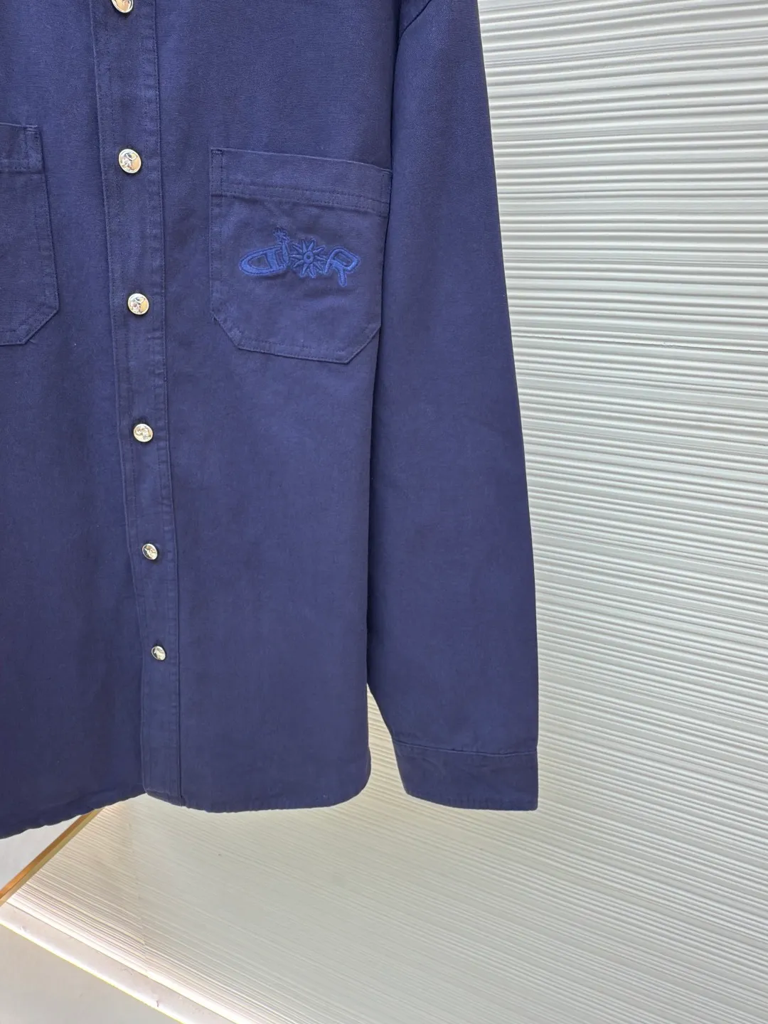Dior co-branded embroidered shirt ●Original version: purchased and developed for 14500 ●Item number: 1680698-A75 ●Material: gray-blue ancient pure cotton fabric ●Technology: embroidery production ●Version: loose version ●Weight: about 595 grams ●Size: 38-39-40-41 ●Description: Custom-dyed gray-blue ancient pure cotton material with excellent texture, comfortable and close to the skin, gray and blue realm, using color temperature to reconstruct speed aesthetics From the DIORANDLEWISHAMILTON joint series, the chest patch pocket is embroidered with the same color to hide the joint password. It forms a micro echo with the background color of the shirt. The visual tension makes the text become a flowing brand badge. The noble joint brand shows luxury. Adopt imported machine embroidery technology and use advanced computer control systems and precision mechanical components to achieve Dior co-branded embroidery operations with high precision, smooth and delicate lines, and ergonomic three-dimensional tailoring. Return to traditional craft techniques through segmentation, folding, shrinking, and stretching techniques. The so-called slow work produces fine work, which is the respect for materials and the pursuit of feel. The work is complex and tedious, slow in time, and high in losses.
