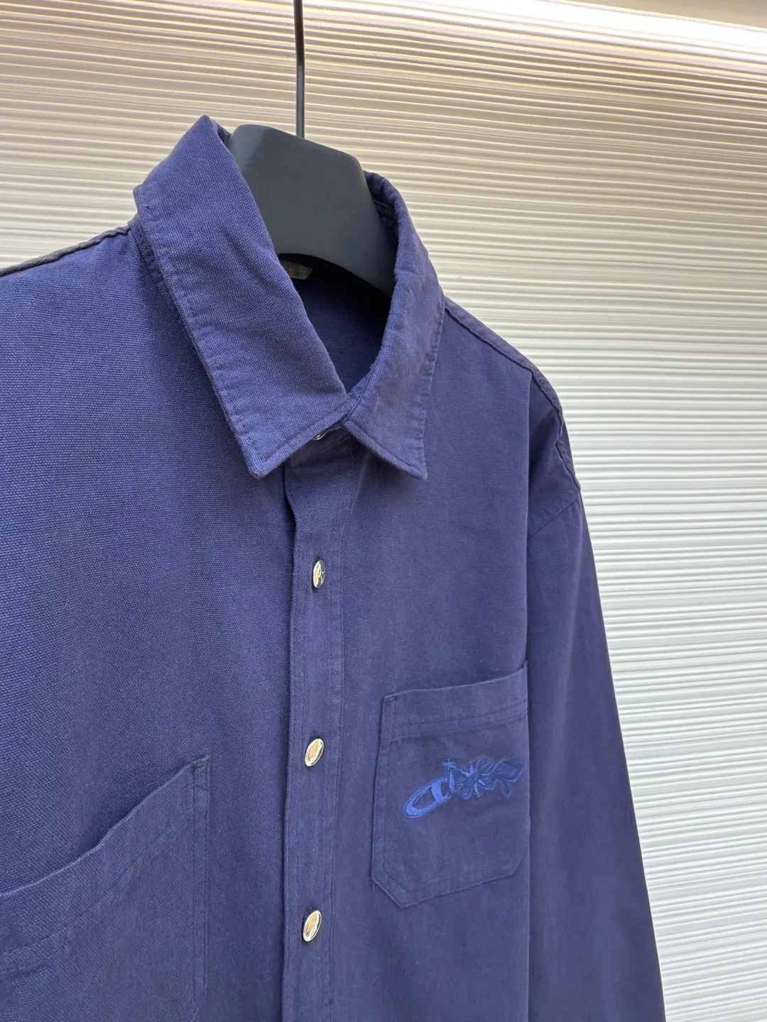 Dior co-branded embroidered shirt ●Original version: purchased and developed for 14500 ●Item number: 1680698-A75 ●Material: gray-blue ancient pure cotton fabric ●Technology: embroidery production ●Version: loose version ●Weight: about 595 grams ●Size: 38-39-40-41 ●Description: Custom-dyed gray-blue ancient pure cotton material with excellent texture, comfortable and close to the skin, gray and blue realm, using color temperature to reconstruct speed aesthetics From the DIORANDLEWISHAMILTON joint series, the chest patch pocket is embroidered with the same color to hide the joint password. It forms a micro echo with the background color of the shirt. The visual tension makes the text become a flowing brand badge. The noble joint brand shows luxury. Adopt imported machine embroidery technology and use advanced computer control systems and precision mechanical components to achieve Dior co-branded embroidery operations with high precision, smooth and delicate lines, and ergonomic three-dimensional tailoring. Return to traditional craft techniques through segmentation, folding, shrinking, and stretching techniques. The so-called slow work produces fine work, which is the respect for materials and the pursuit of feel. The work is complex and tedious, slow in time, and high in losses.