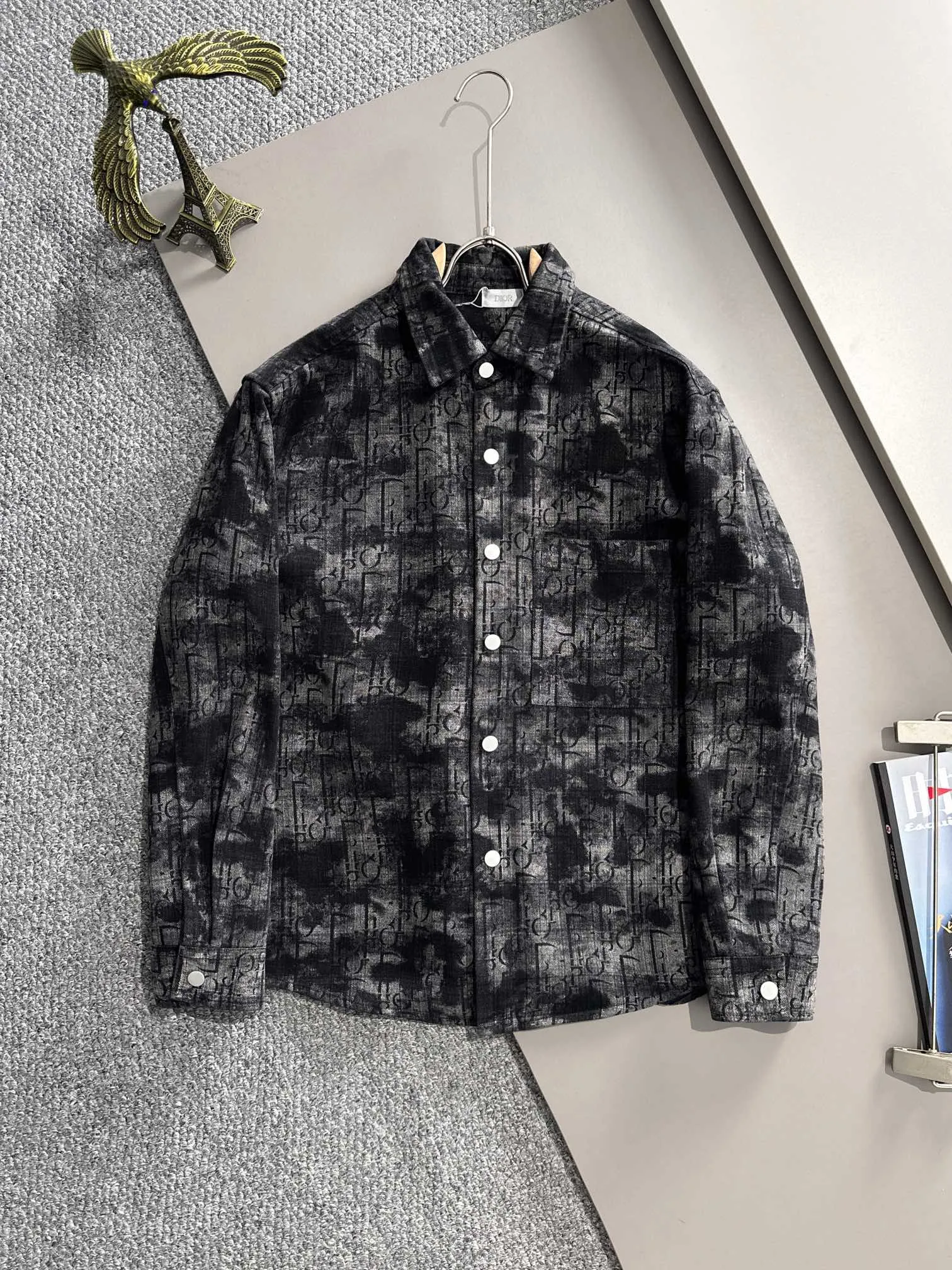 🅿️340 Dior 2025 catwalk model high-end customized jacquard denim jacket, the texture is first-class, the fabric is made of original jacquard material, brand LOGO engraved, the classic lapel denim jacket is simple and fashionable, low-key luxury, deeply sought after by big celebrities and Internet celebrities, one of the must-have items for fashionistas! Color: black Size: M-3XL