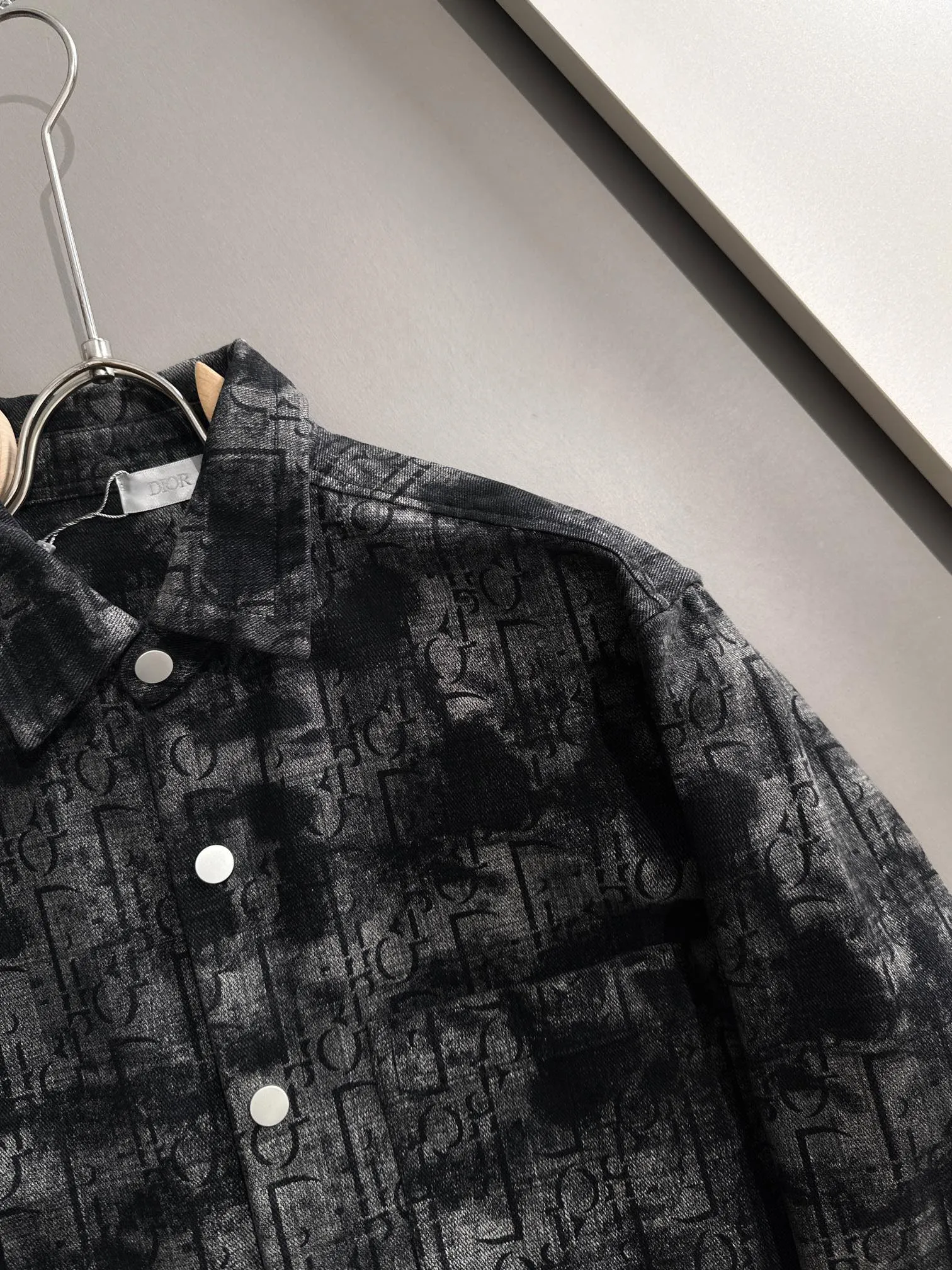 🅿️340 Dior 2025 catwalk model high-end customized jacquard denim jacket, the texture is first-class, the fabric is made of original jacquard material, brand LOGO engraved, the classic lapel denim jacket is simple and fashionable, low-key luxury, deeply sought after by big celebrities and Internet celebrities, one of the must-have items for fashionistas! Color: black Size: M-3XL