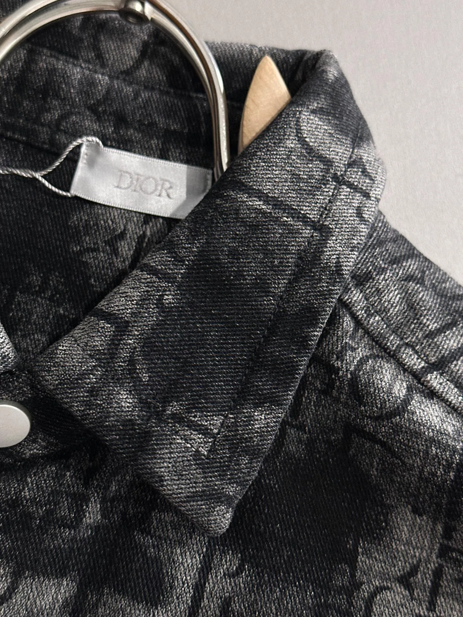 🅿️340 Dior 2025 catwalk model high-end customized jacquard denim jacket, the texture is first-class, the fabric is made of original jacquard material, brand LOGO engraved, the classic lapel denim jacket is simple and fashionable, low-key luxury, deeply sought after by big celebrities and Internet celebrities, one of the must-have items for fashionistas! Color: black Size: M-3XL