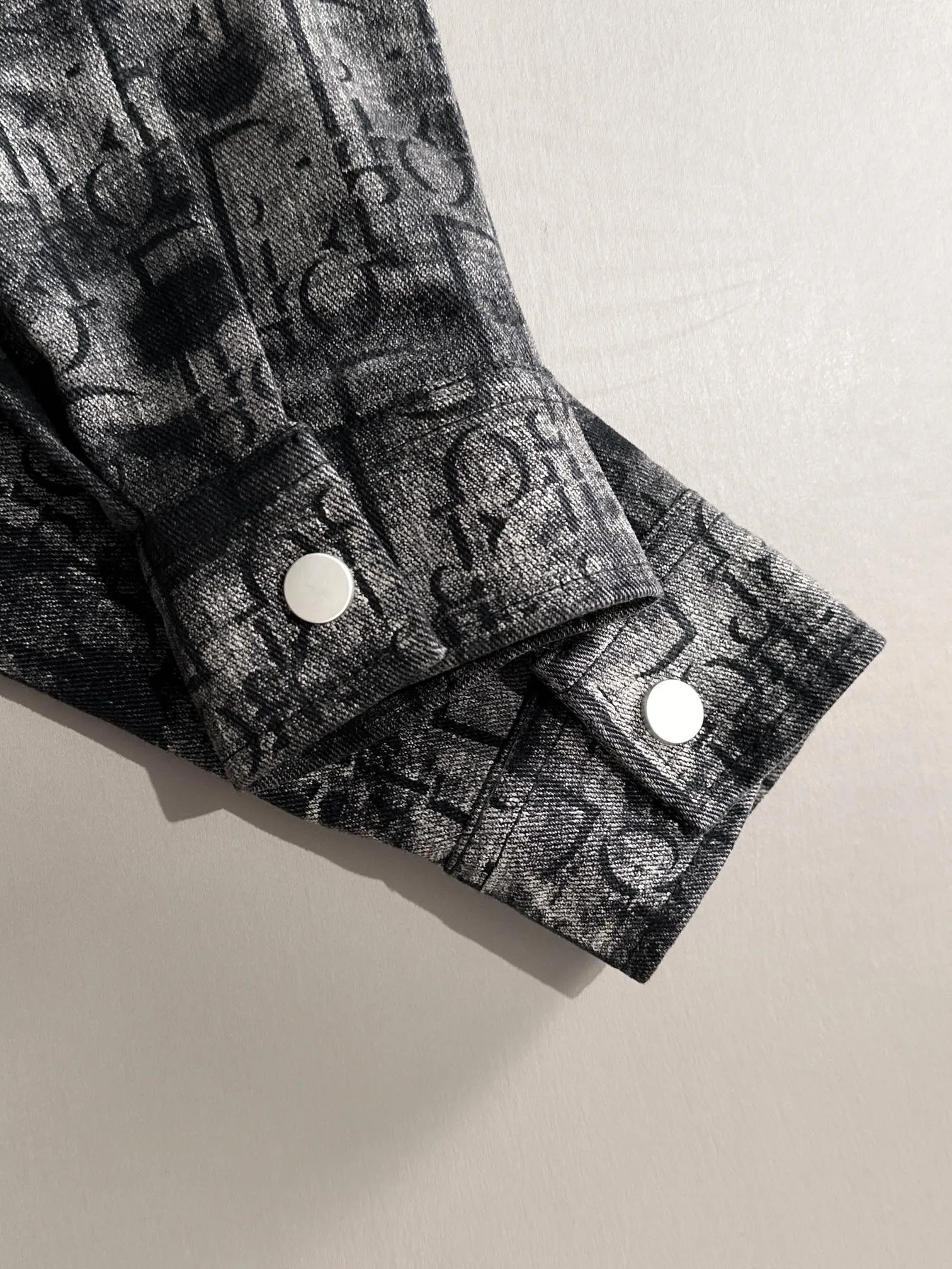🅿️340 Dior 2025 catwalk model high-end customized jacquard denim jacket, the texture is first-class, the fabric is made of original jacquard material, brand LOGO engraved, the classic lapel denim jacket is simple and fashionable, low-key luxury, deeply sought after by big celebrities and Internet celebrities, one of the must-have items for fashionistas! Color: black Size: M-3XL