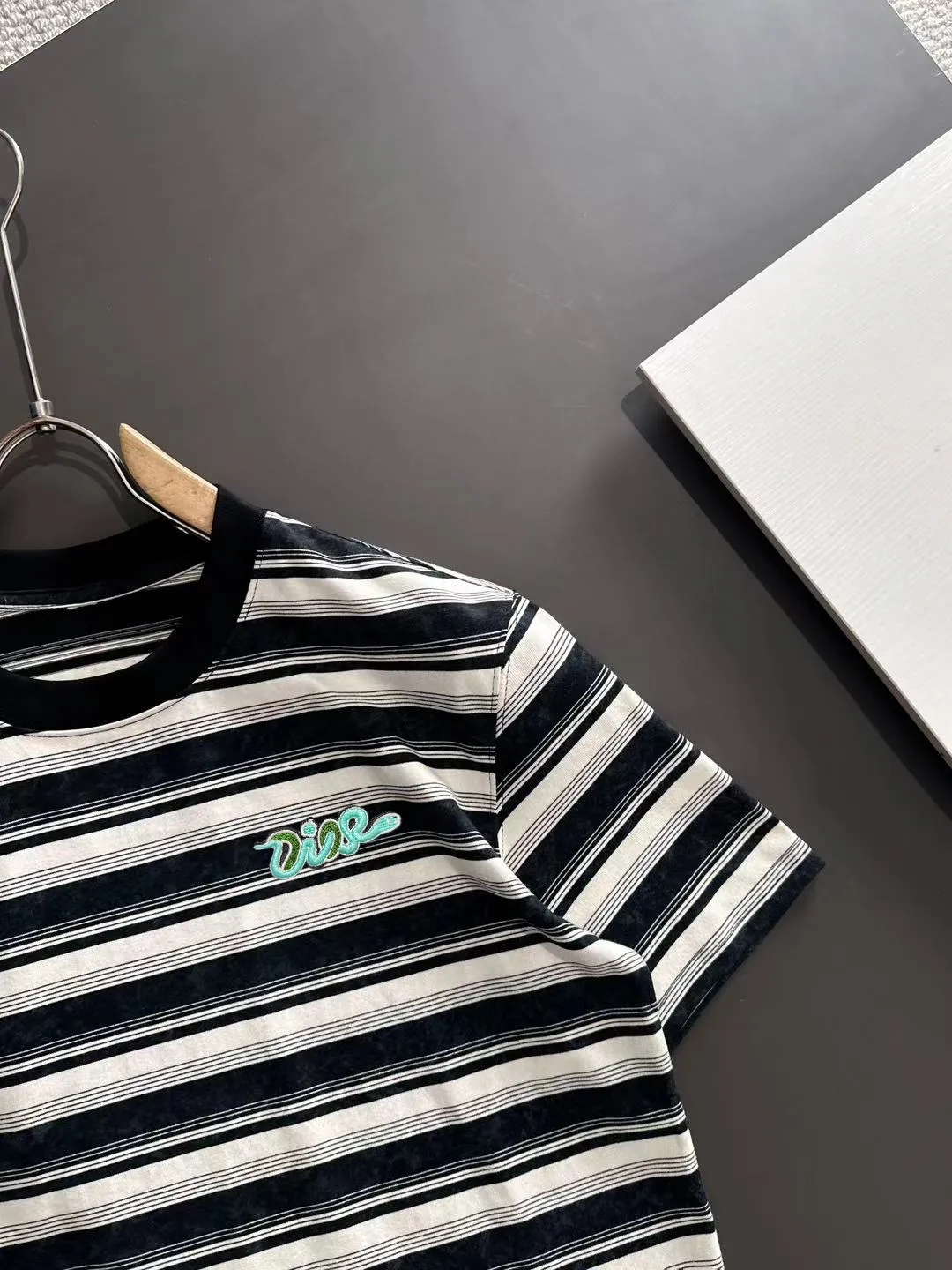 🅿️270 shipped next day DIOR Dior 2025 spring and summer new high quality launch of double yarn pure cotton striped fabric short-sleeved personalized exclusive style will not deform or shrink after being soaked in water SIZE: M-3XL