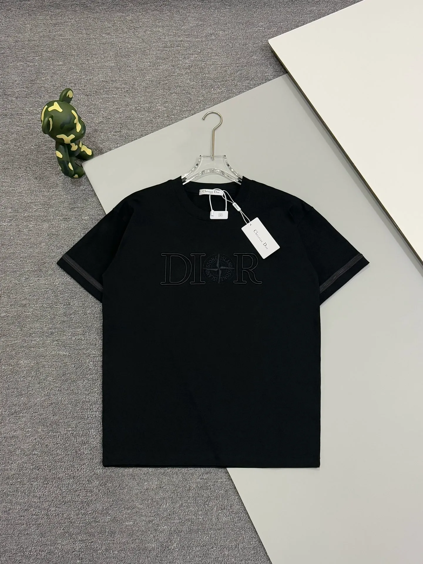 🅿️190 [Higher version] dior x stone island Dior x stone island joint embroidered short sleeves. The fabric is 32 counts, 280g, full of texture and soft to the touch. The process adopts imported machine embroidery technology. Advanced computer control system and precision mechanical components are used to realize the Dior Stone Island embroidery operation. High precision. The lines are smooth and delicate. The valley wave weaving process adjusts the knitting method of the front and rear continuous needle beds to create a horizontal convex effect on the surface of the knitted fabric. The fabric is washed and has a better hand feel. It is not easy to deform, shrink or fade. Maintain long-lasting beauty, complete with three standard styles for men and women. Color: black/white Size: S to xL