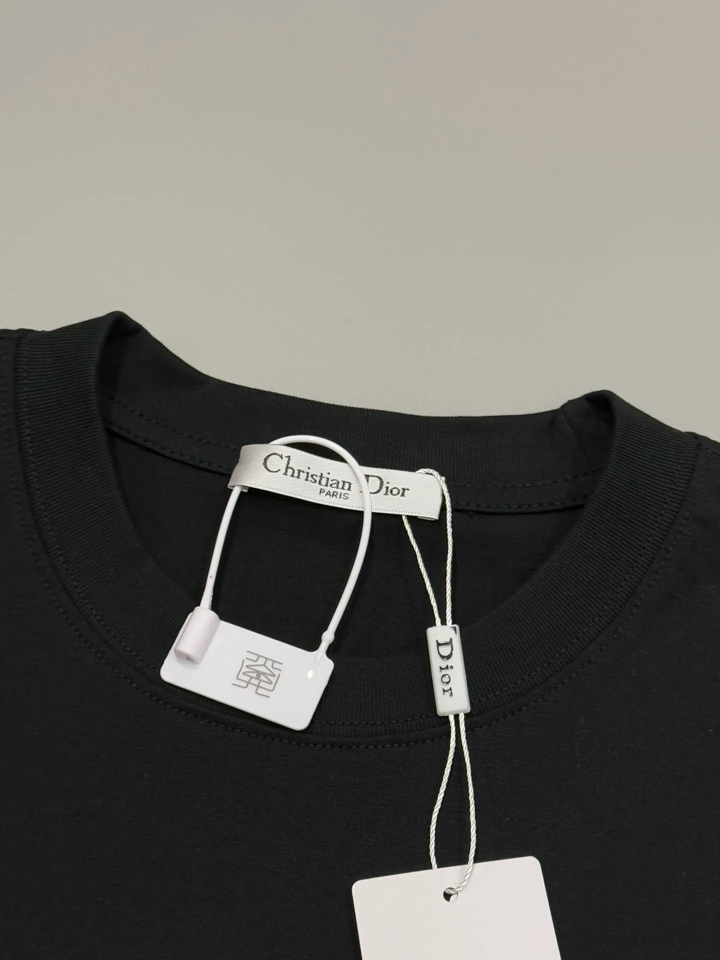 🅿️190 [Higher version] dior x stone island Dior x stone island joint embroidered short sleeves. The fabric is 32 counts, 280g, full of texture and soft to the touch. The process adopts imported machine embroidery technology. Advanced computer control system and precision mechanical components are used to realize the Dior Stone Island embroidery operation. High precision. The lines are smooth and delicate. The valley wave weaving process adjusts the knitting method of the front and rear continuous needle beds to create a horizontal convex effect on the surface of the knitted fabric. The fabric is washed and has a better hand feel. It is not easy to deform, shrink or fade. Maintain long-lasting beauty, complete with three standard styles for men and women. Color: black/white Size: S to xL