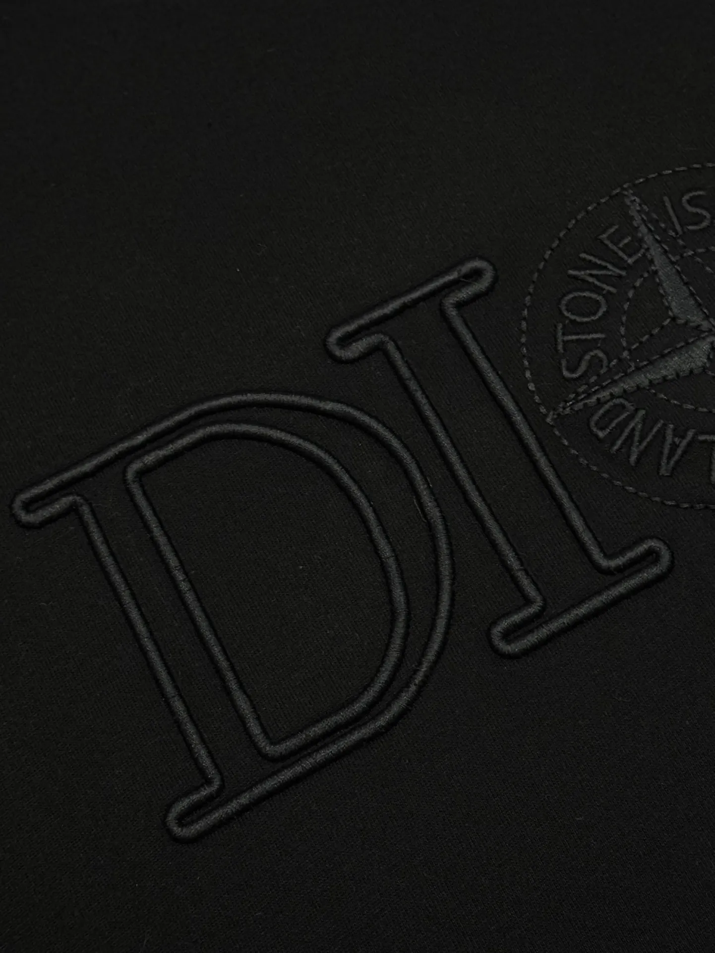 🅿️190 [Higher version] dior x stone island Dior x stone island joint embroidered short sleeves. The fabric is 32 counts, 280g, full of texture and soft to the touch. The process adopts imported machine embroidery technology. Advanced computer control system and precision mechanical components are used to realize the Dior Stone Island embroidery operation. High precision. The lines are smooth and delicate. The valley wave weaving process adjusts the knitting method of the front and rear continuous needle beds to create a horizontal convex effect on the surface of the knitted fabric. The fabric is washed and has a better hand feel. It is not easy to deform, shrink or fade. Maintain long-lasting beauty, complete with three standard styles for men and women. Color: black/white Size: S to xL