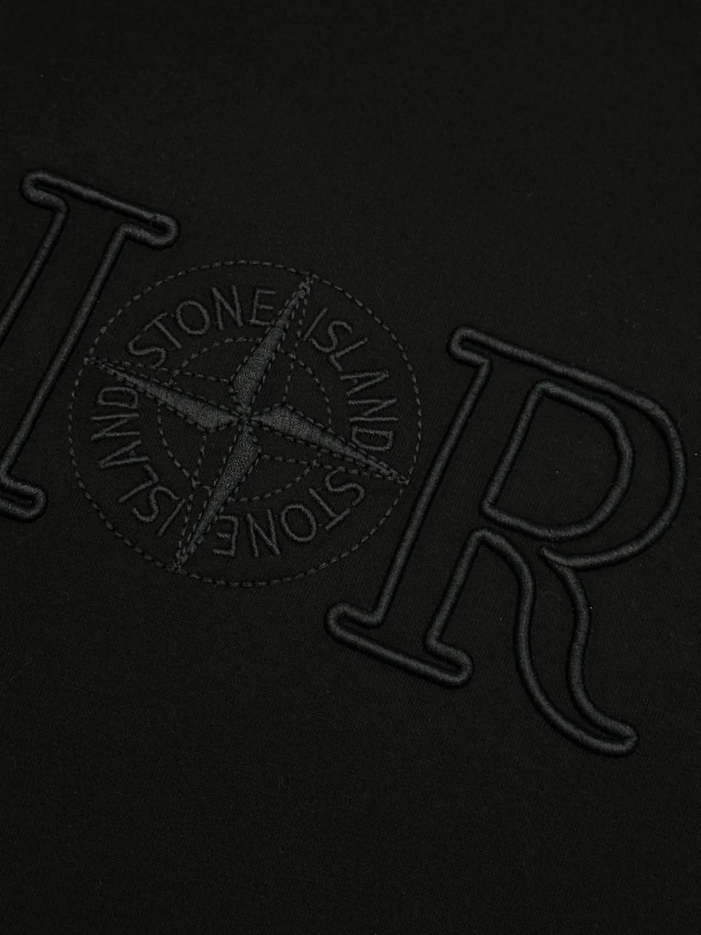 🅿️190 [Higher version] dior x stone island Dior x stone island joint embroidered short sleeves. The fabric is 32 counts, 280g, full of texture and soft to the touch. The process adopts imported machine embroidery technology. Advanced computer control system and precision mechanical components are used to realize the Dior Stone Island embroidery operation. High precision. The lines are smooth and delicate. The valley wave weaving process adjusts the knitting method of the front and rear continuous needle beds to create a horizontal convex effect on the surface of the knitted fabric. The fabric is washed and has a better hand feel. It is not easy to deform, shrink or fade. Maintain long-lasting beauty, complete with three standard styles for men and women. Color: black/white Size: S to xL