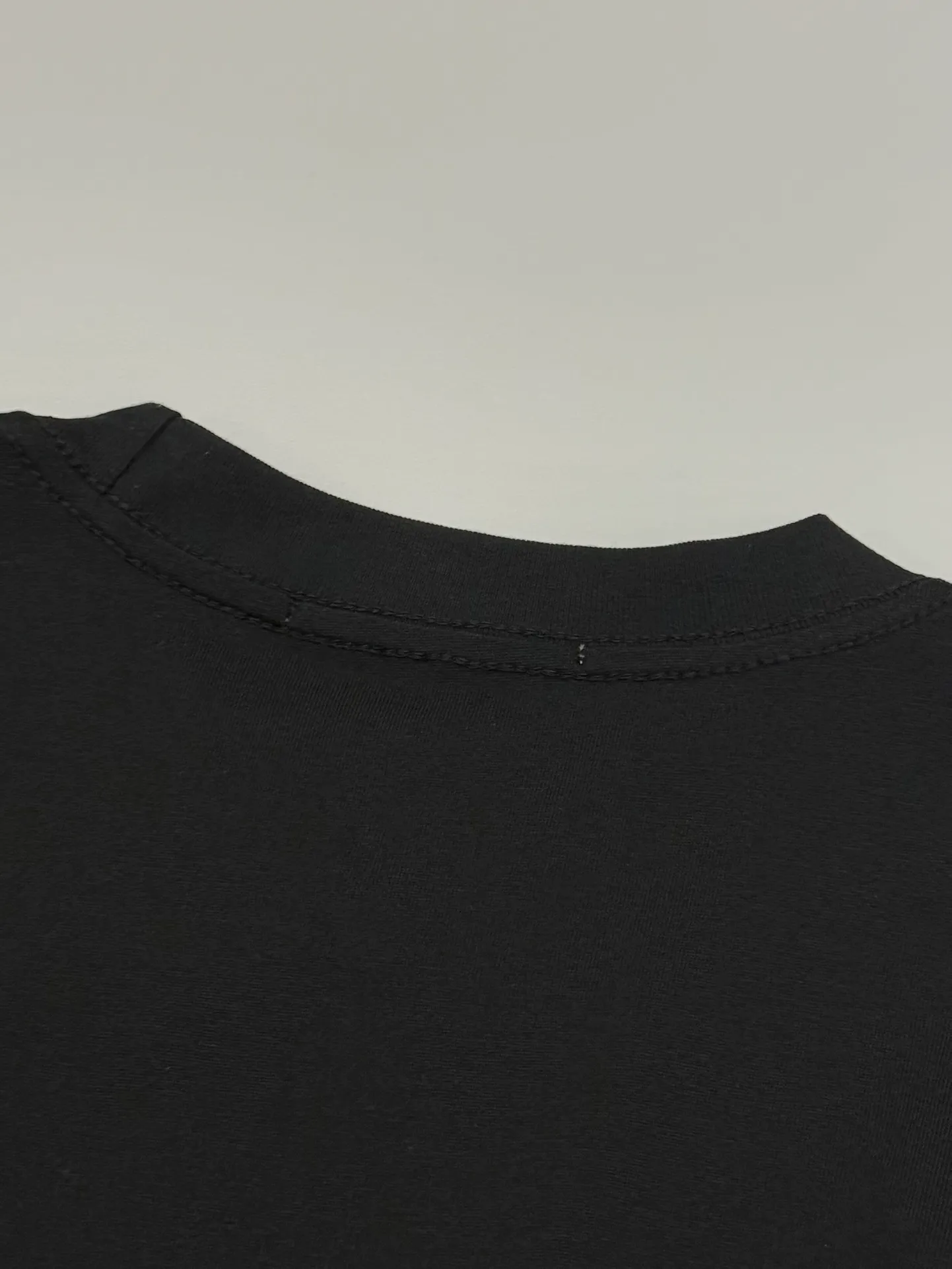 🅿️190 [Higher version] dior x stone island Dior x stone island joint embroidered short sleeves. The fabric is 32 counts, 280g, full of texture and soft to the touch. The process adopts imported machine embroidery technology. Advanced computer control system and precision mechanical components are used to realize the Dior Stone Island embroidery operation. High precision. The lines are smooth and delicate. The valley wave weaving process adjusts the knitting method of the front and rear continuous needle beds to create a horizontal convex effect on the surface of the knitted fabric. The fabric is washed and has a better hand feel. It is not easy to deform, shrink or fade. Maintain long-lasting beauty, complete with three standard styles for men and women. Color: black/white Size: S to xL